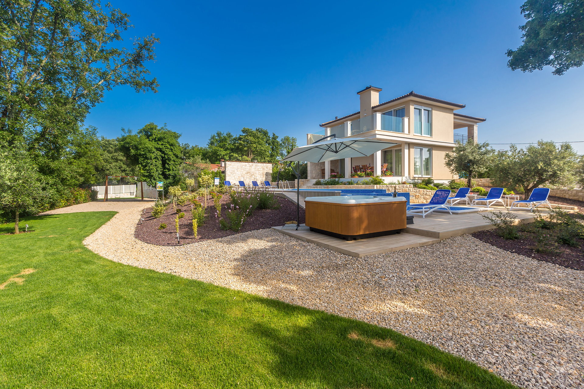 Luxury Villa Confidenza with Pool