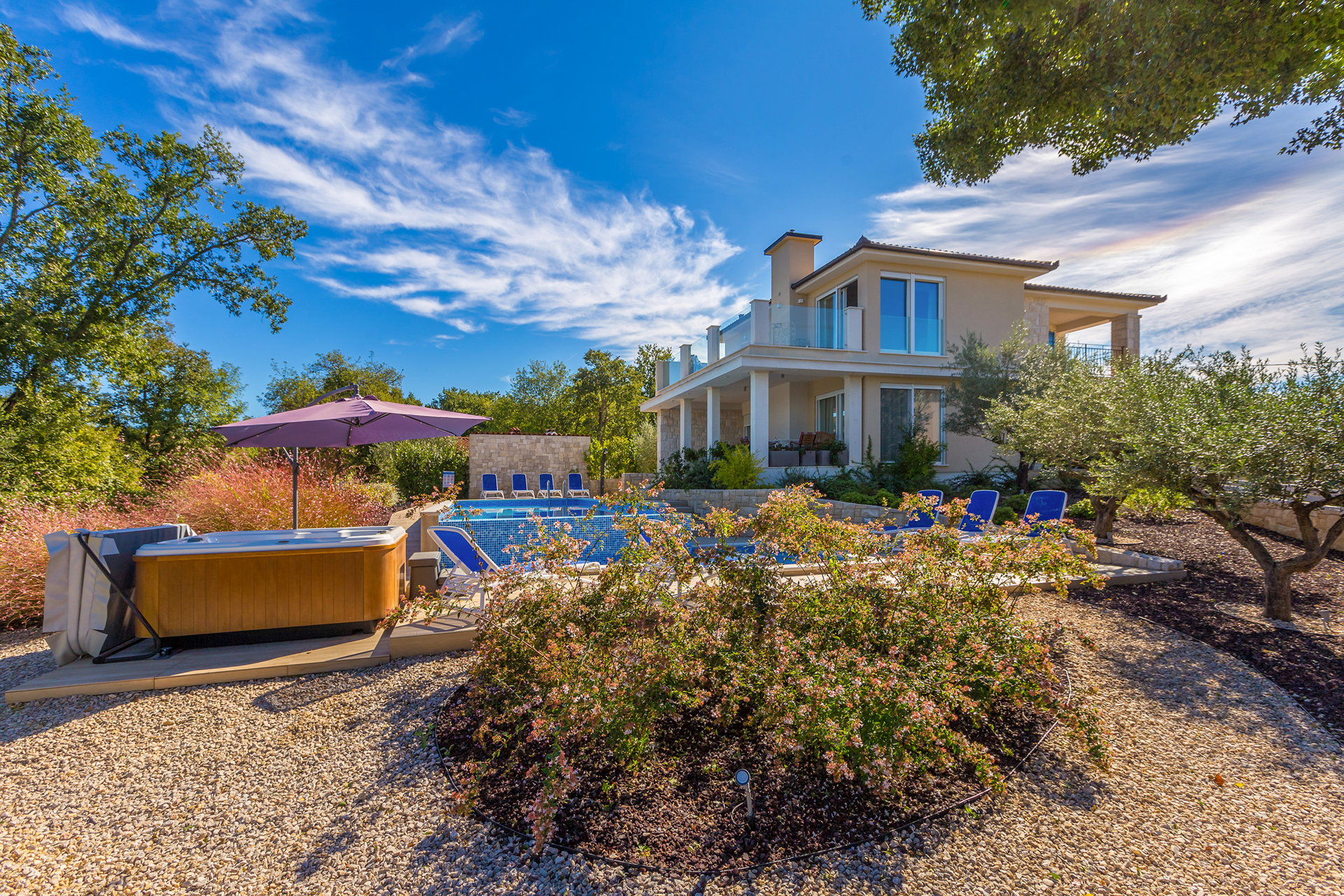 Luxury Villa Confidenza with Pool