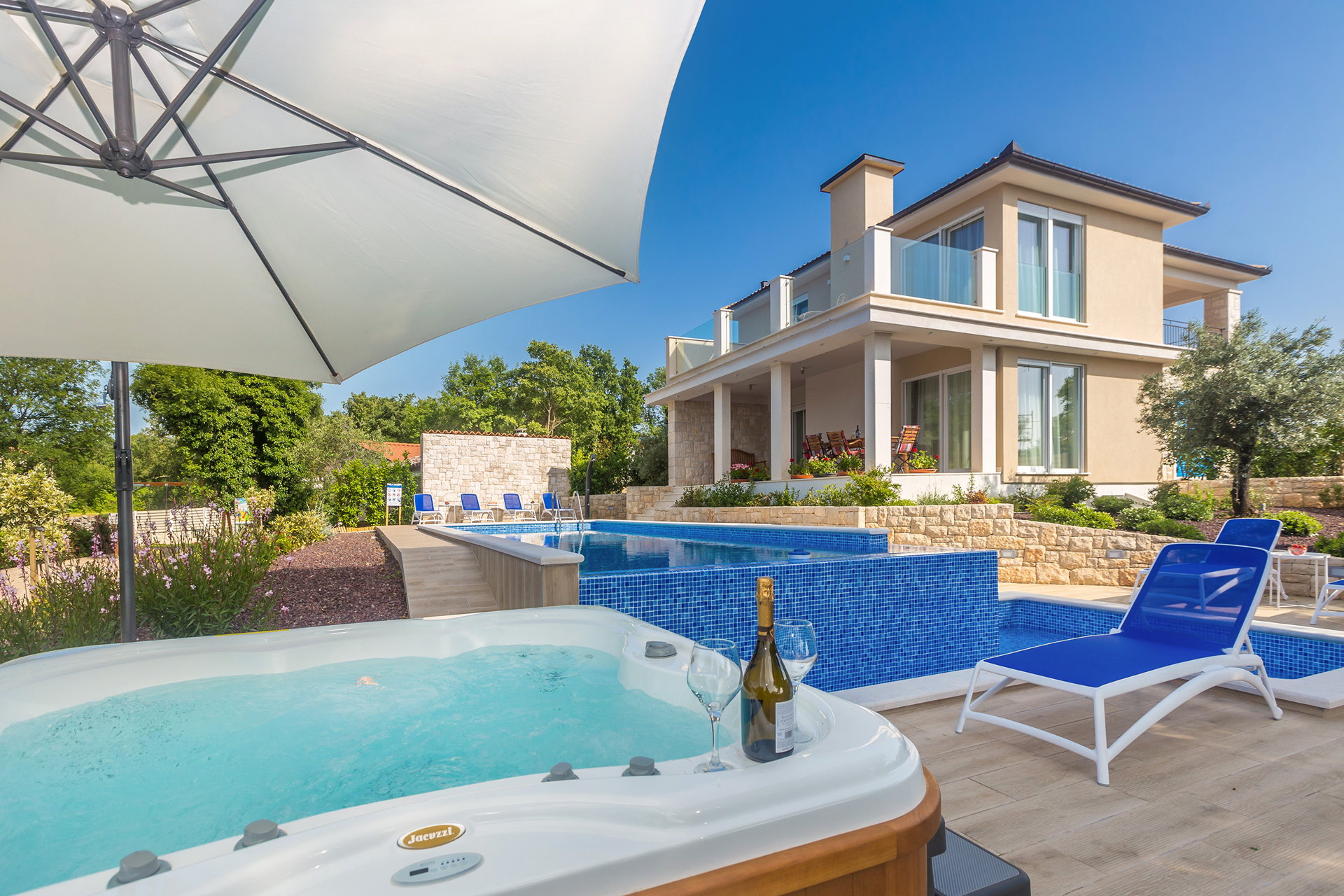 Luxury Villa Confidenza with Pool