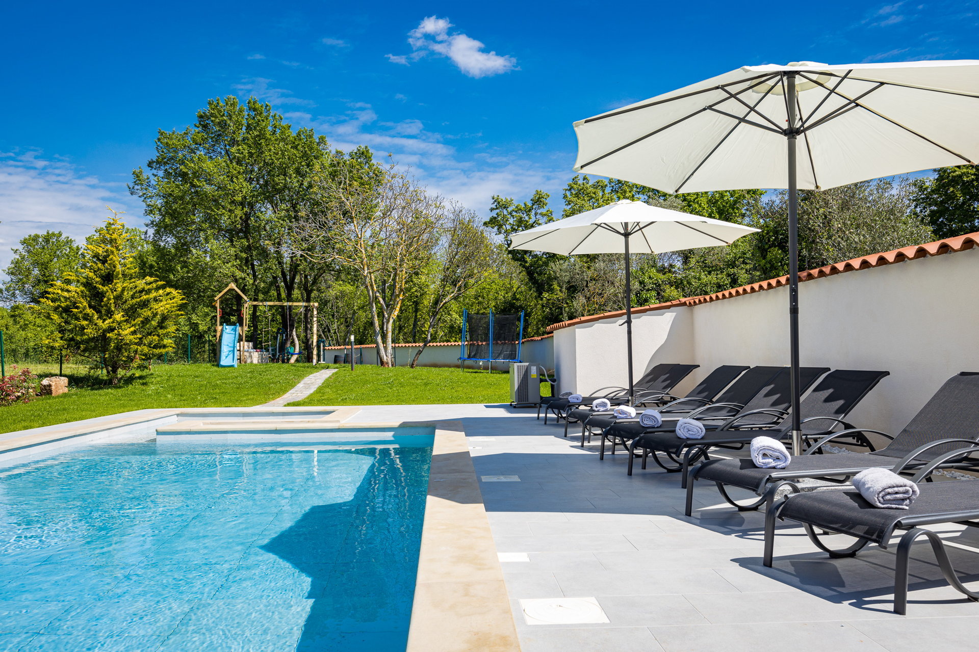 Holiday Home Dandelion with Pool
