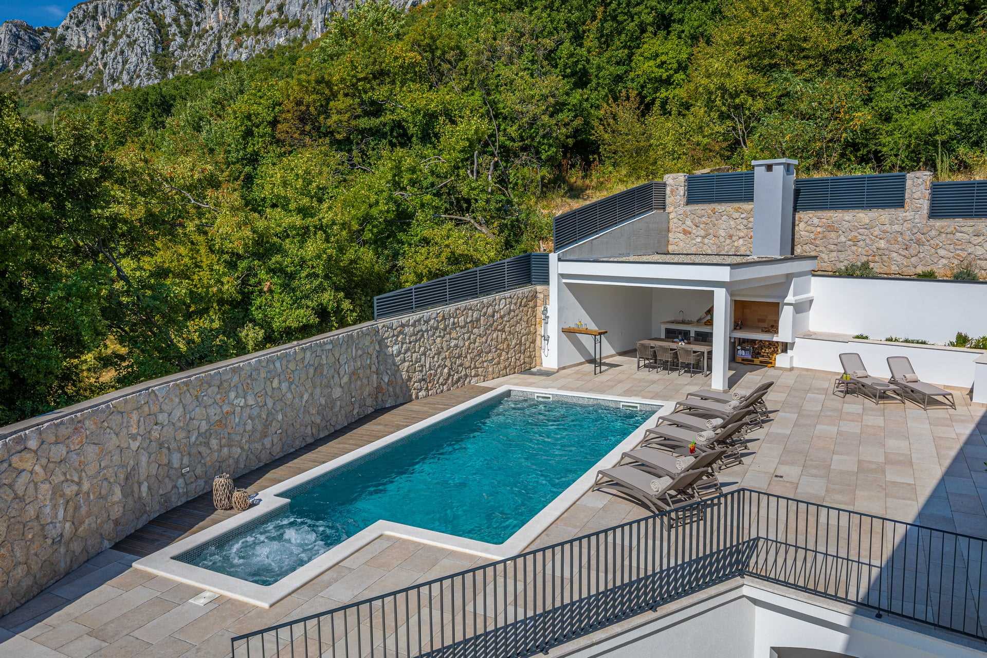 Villa Pietra Azzura with Pool
