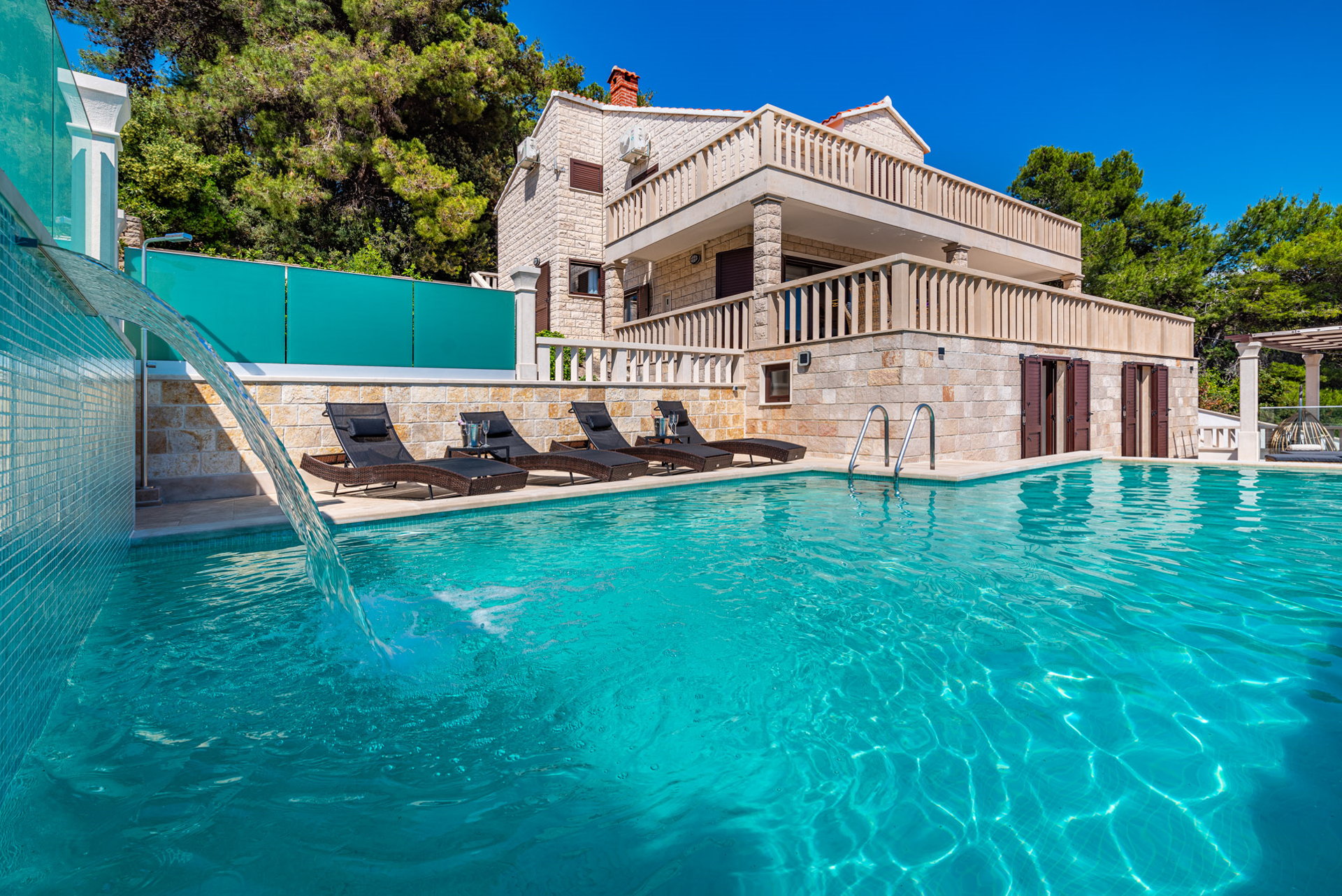 Villa Sailing Blue with Pool