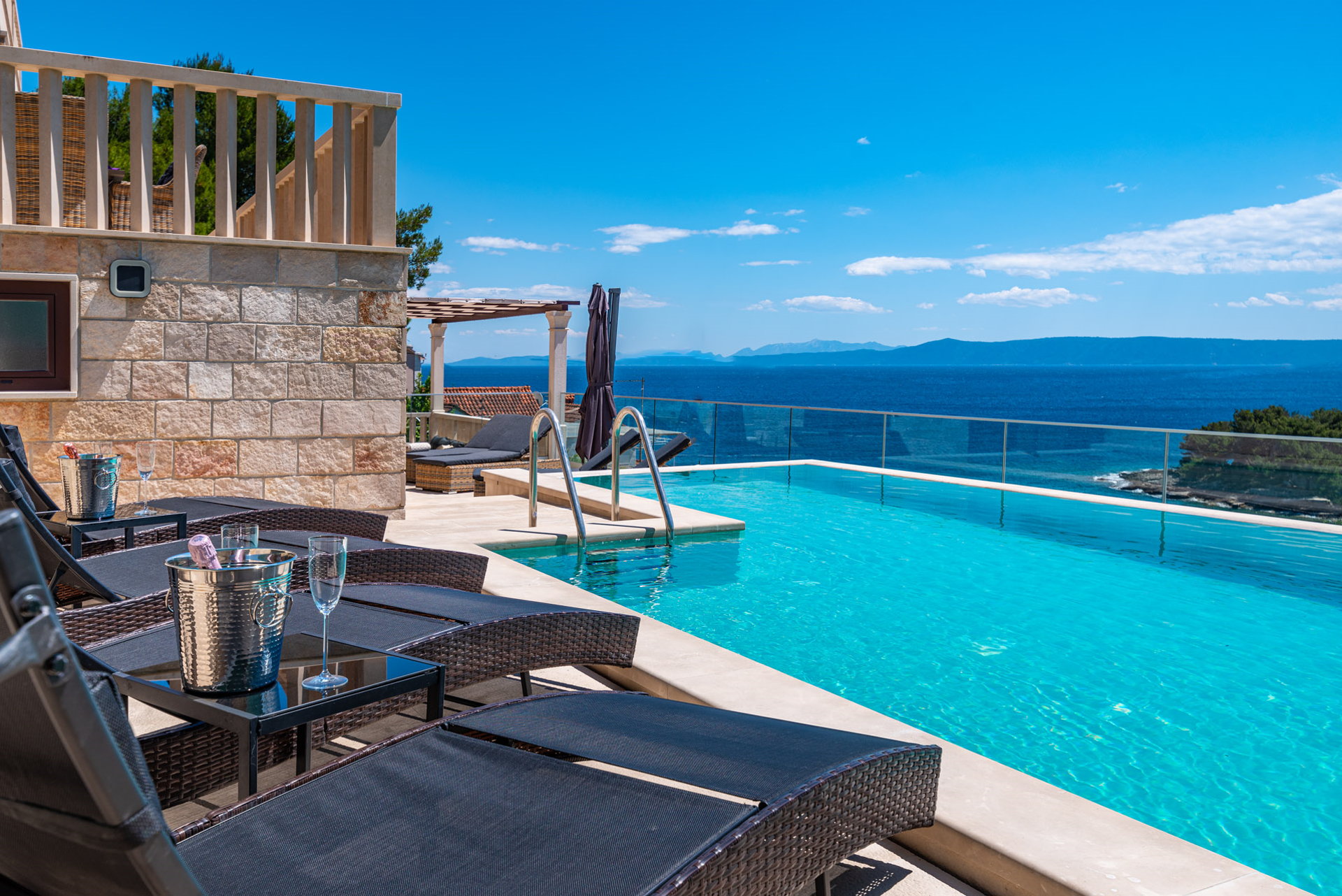 Villa Sailing Blue with Pool