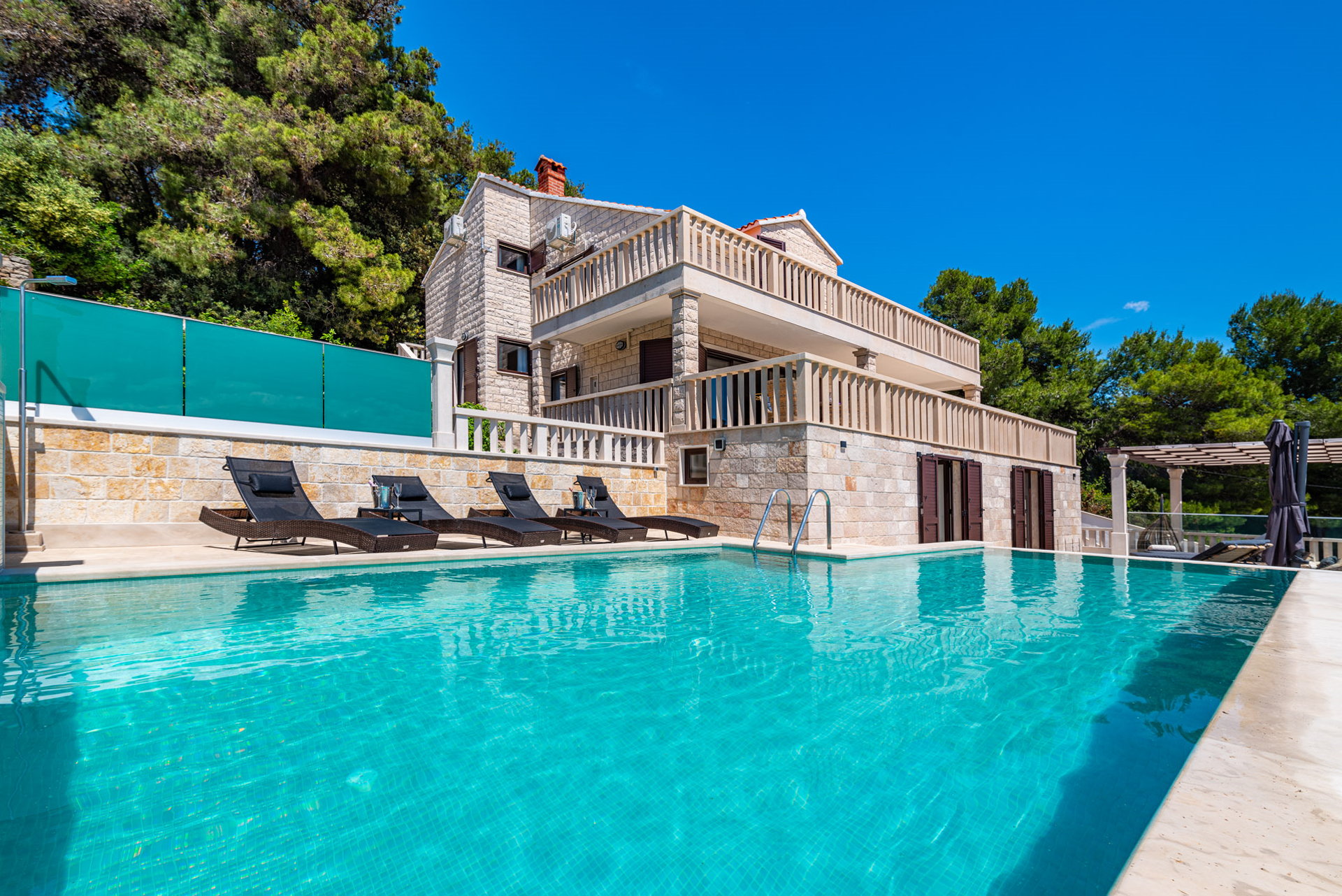 Villa Sailing Blue with Pool