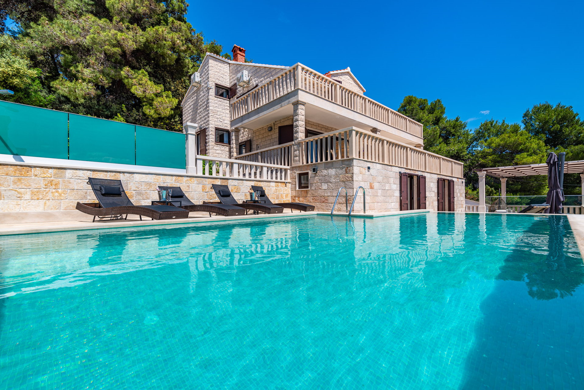Villa Sailing Blue with Pool