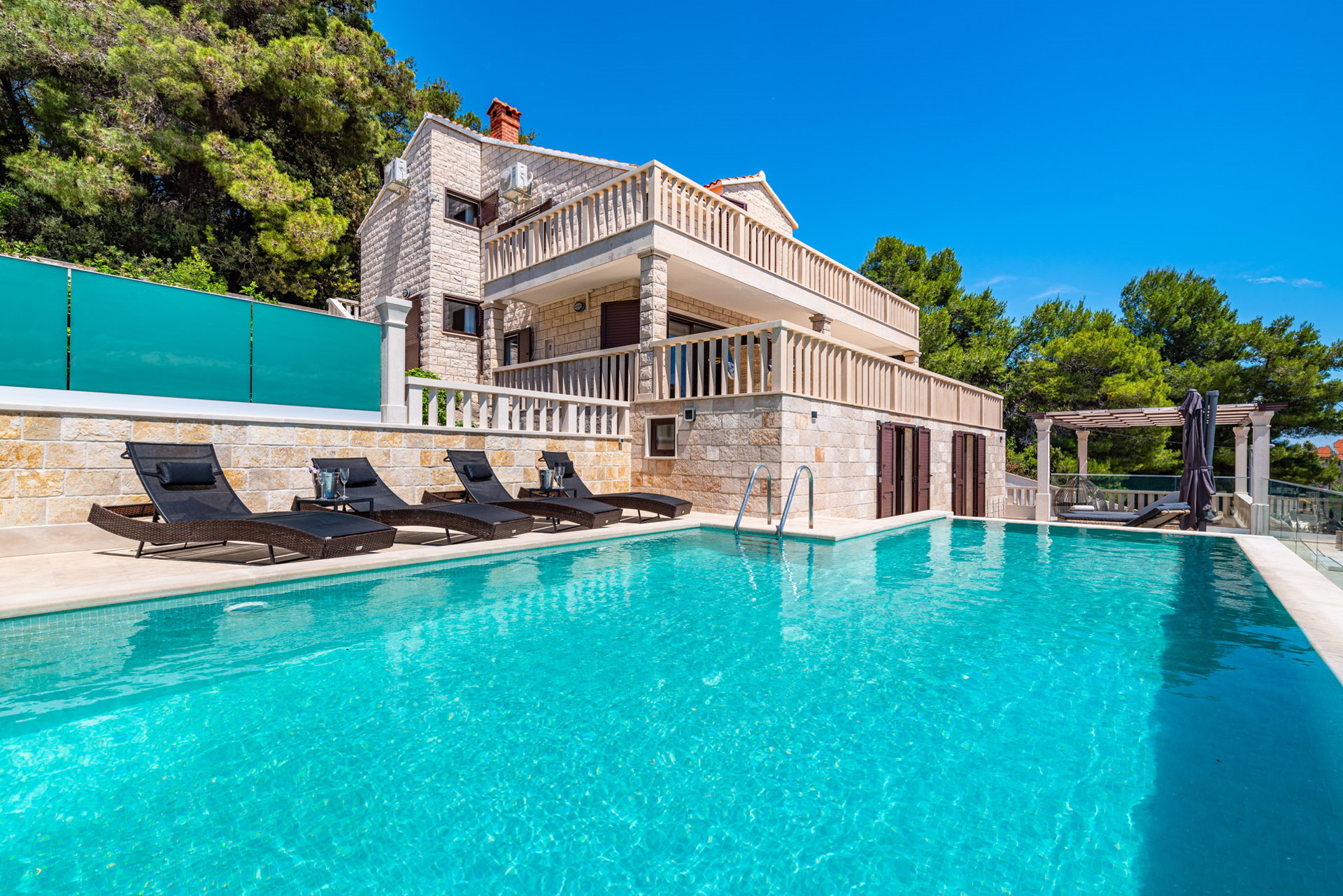 Villa Sailing Blue with Pool