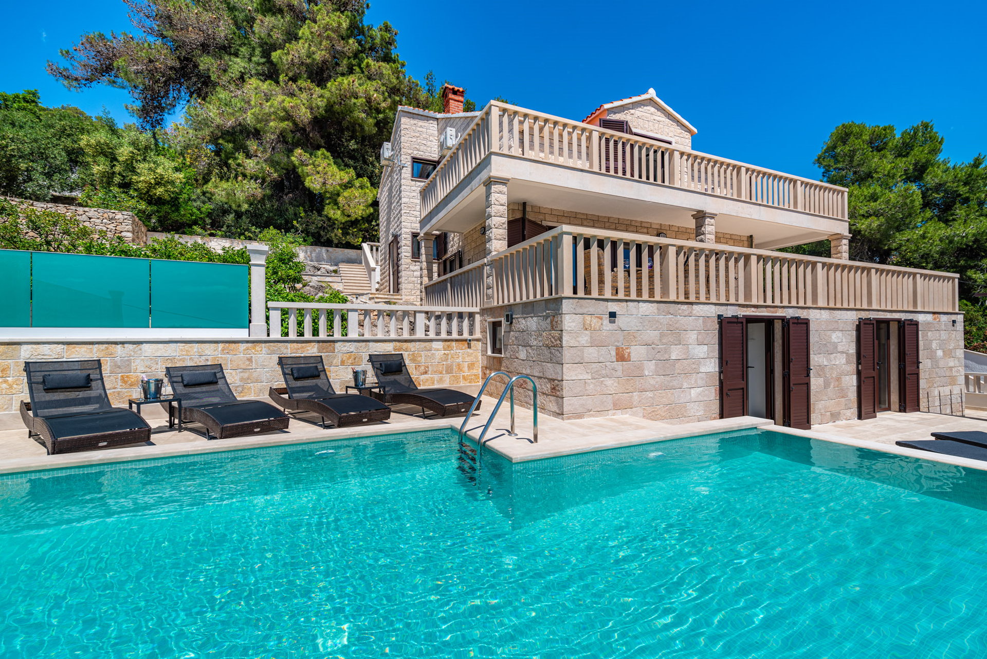 Villa Sailing Blue with Pool