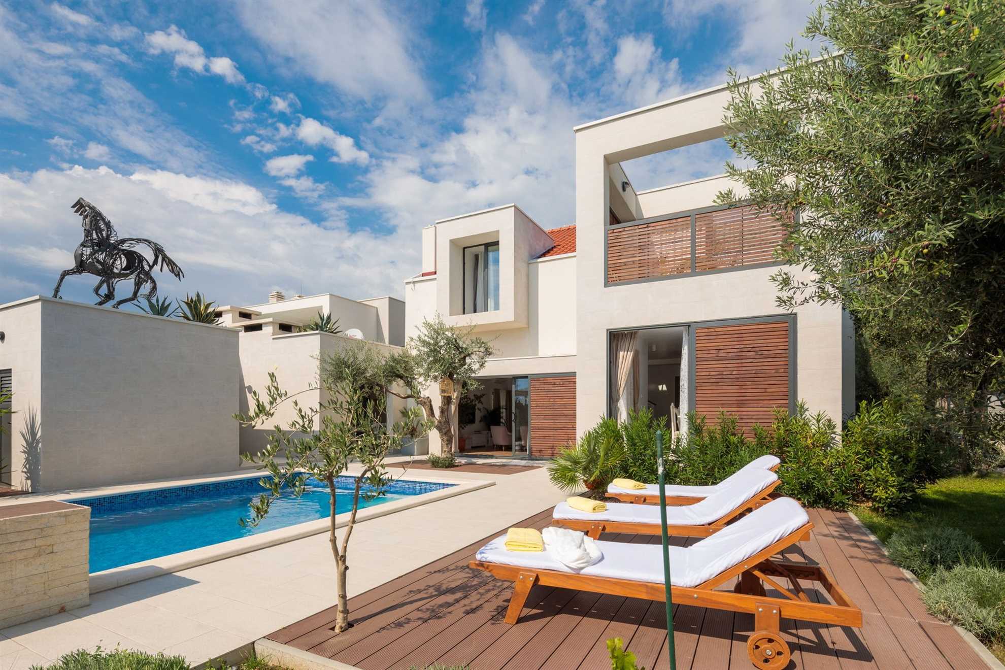 Luxury Villa White Oasis with Swimming Pool