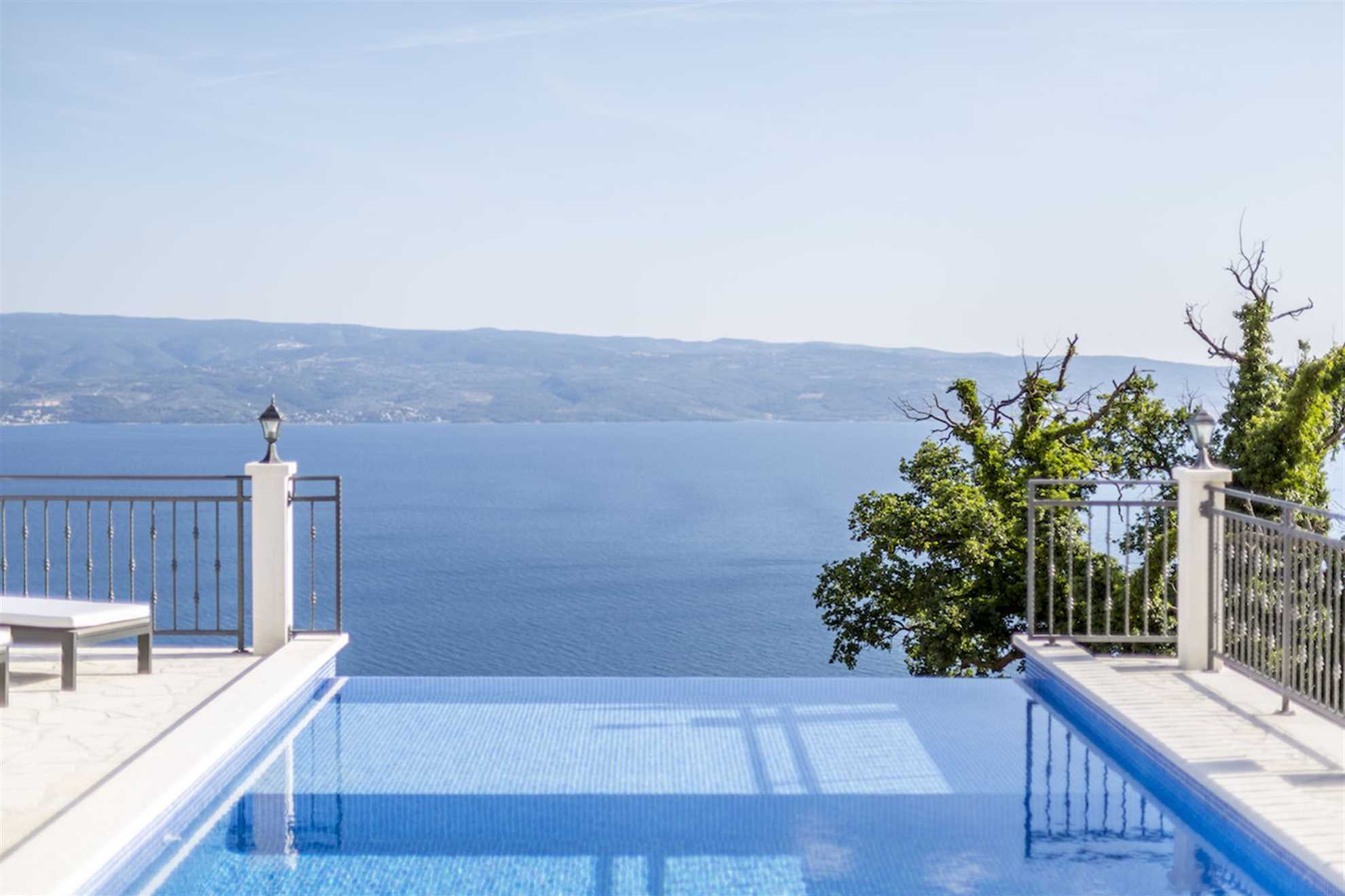 Villa Salut la Mer with Infinity Pool
