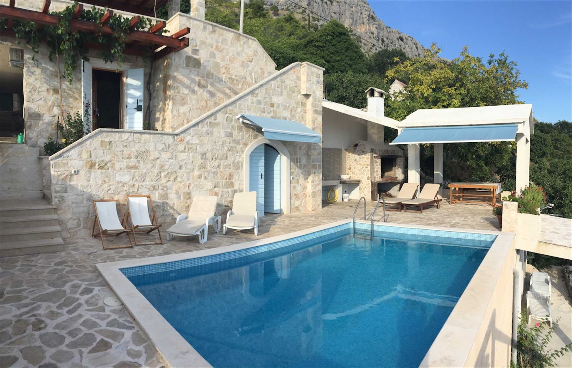 Country House Rose Alley with Swimming Pool