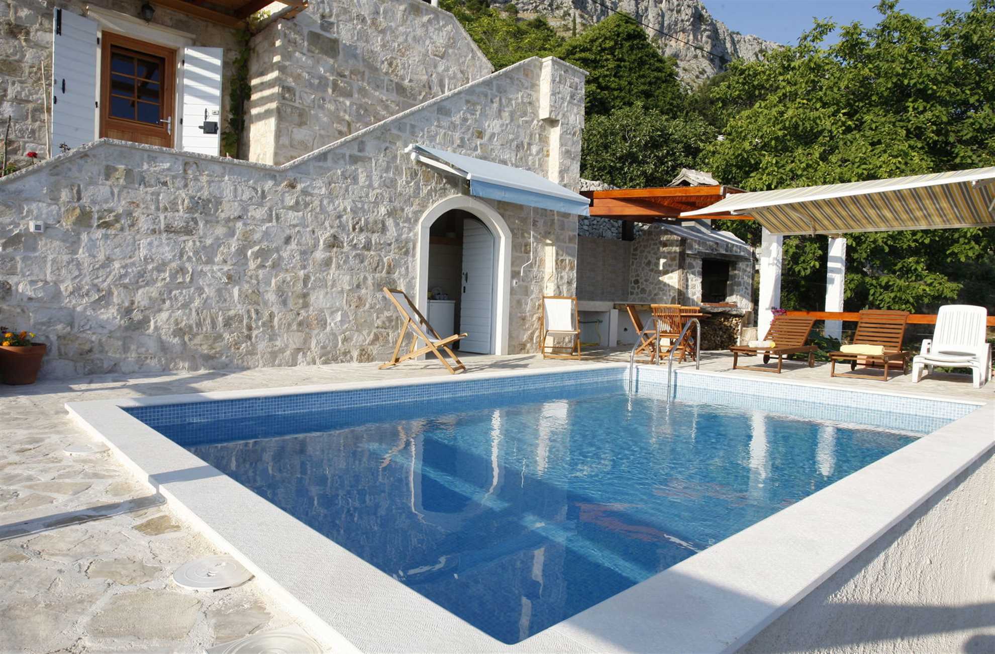 Country House Rose Alley with Swimming Pool