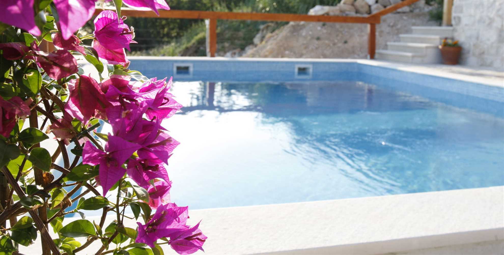 Country House Rose Alley with Swimming Pool