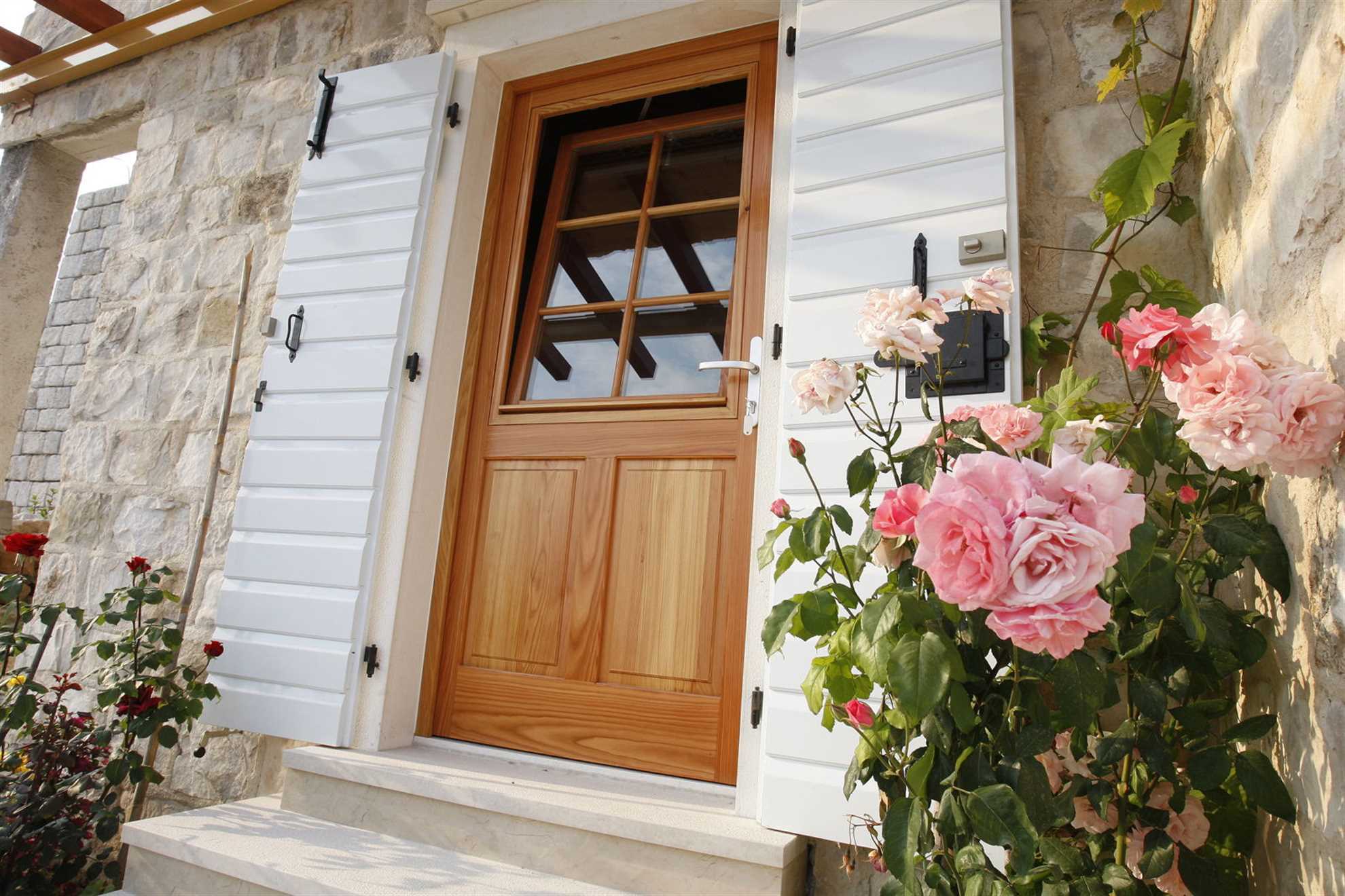 Country House Rose Alley with Swimming Pool
