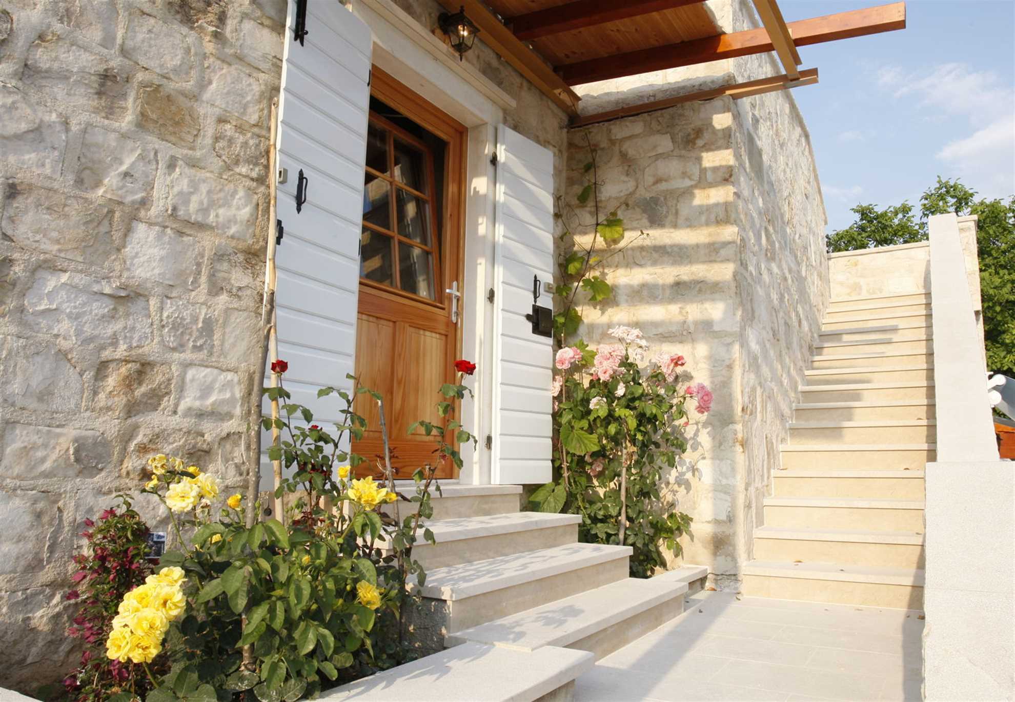 Country House Rose Alley with Swimming Pool