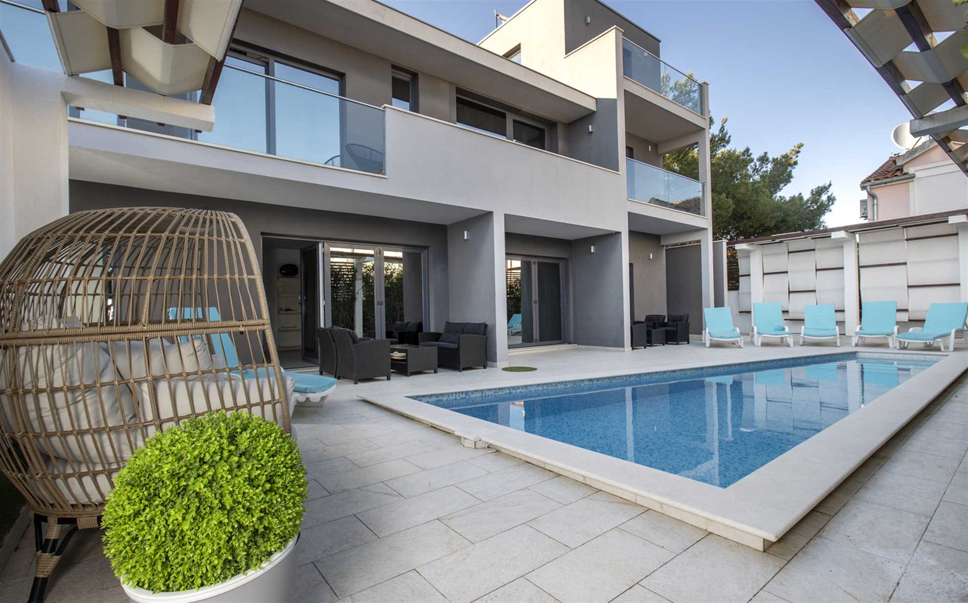 Luxury Villa Rising Sun with Pool