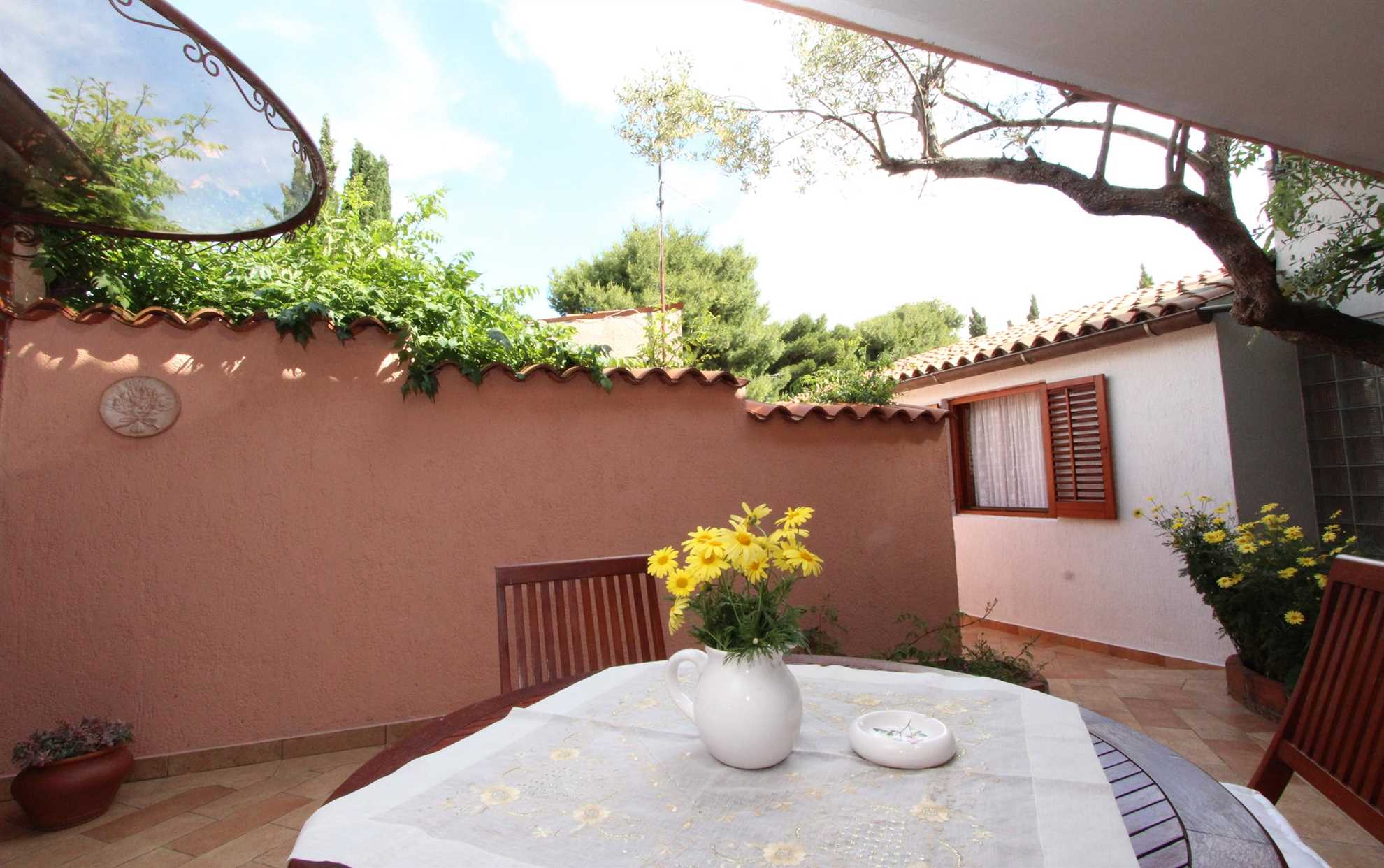 LUCU Two-Bedroom Apartment (manji)