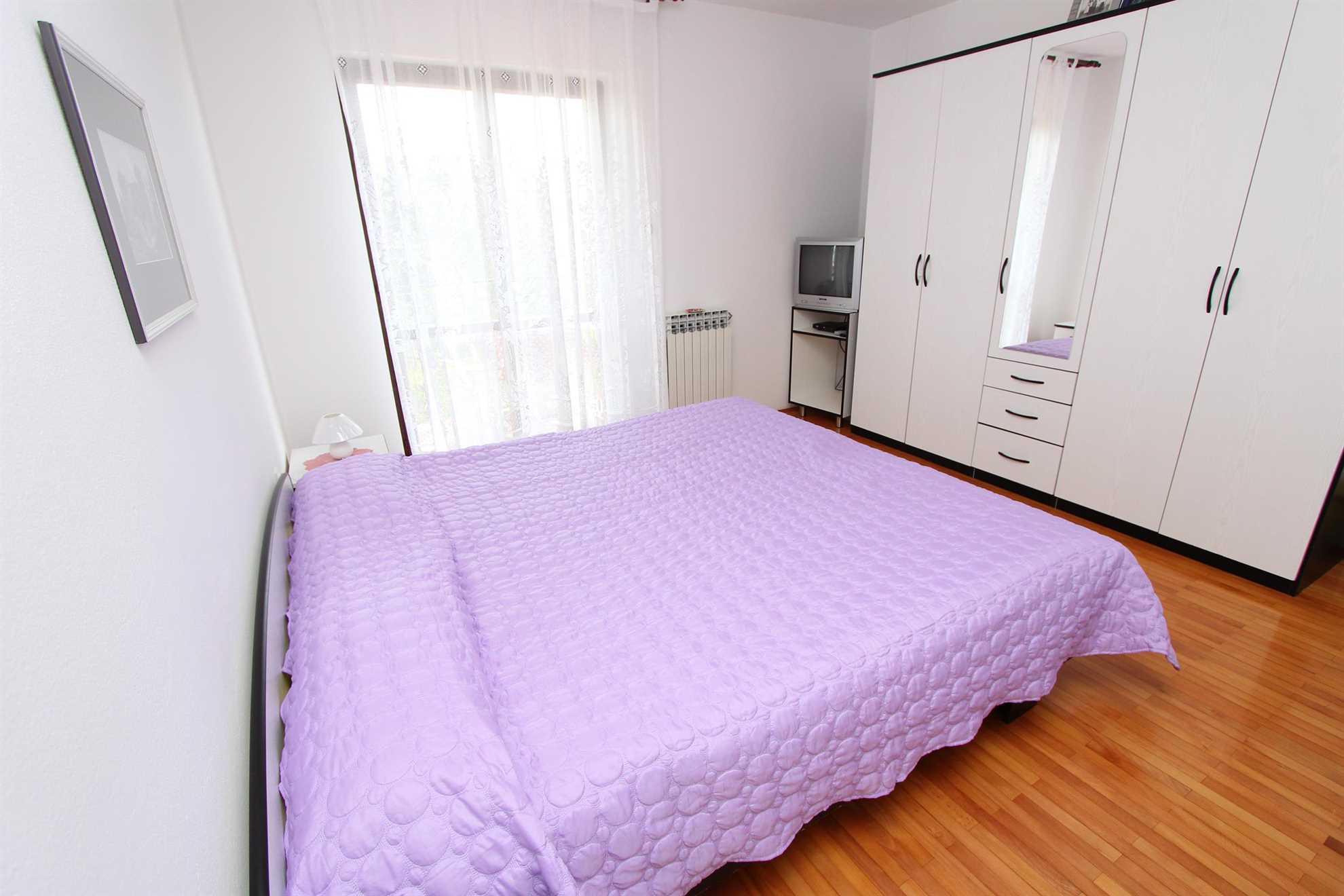 SANJA Double Room with shared bathroom 2 (bijela soba)
