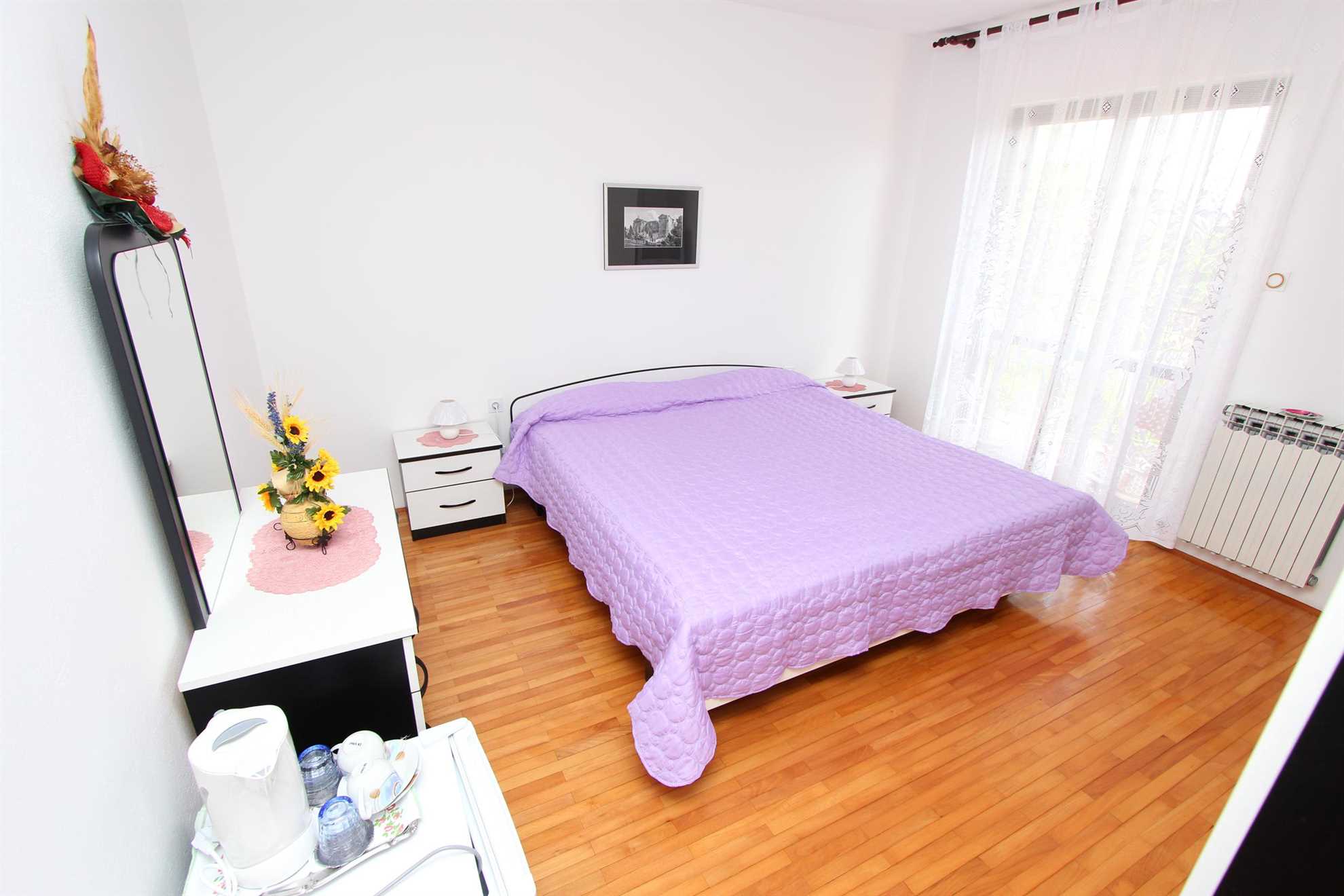 SANJA Double Room with shared bathroom 2 (bijela soba)