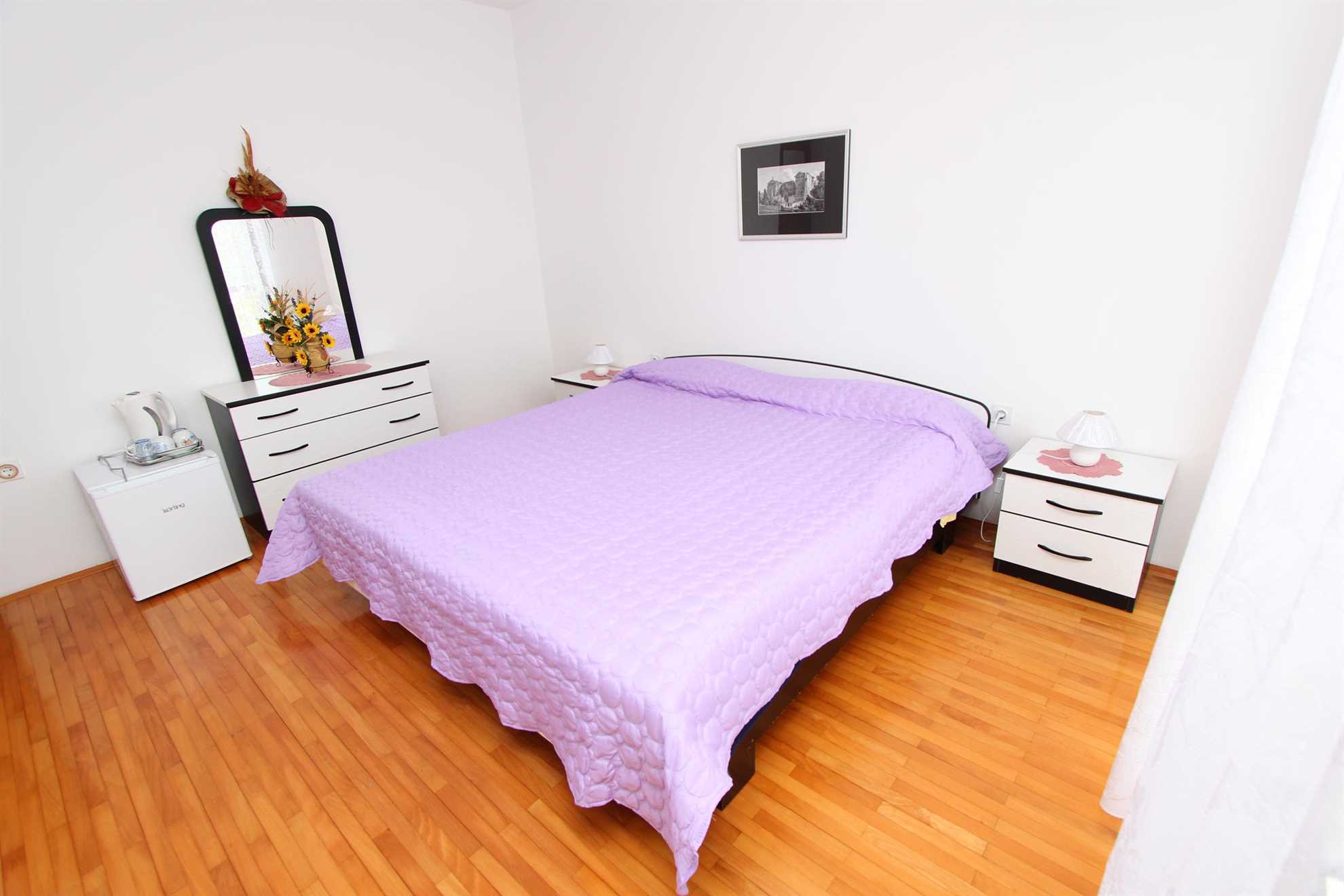 SANJA Double Room with shared bathroom 2 (bijela soba)