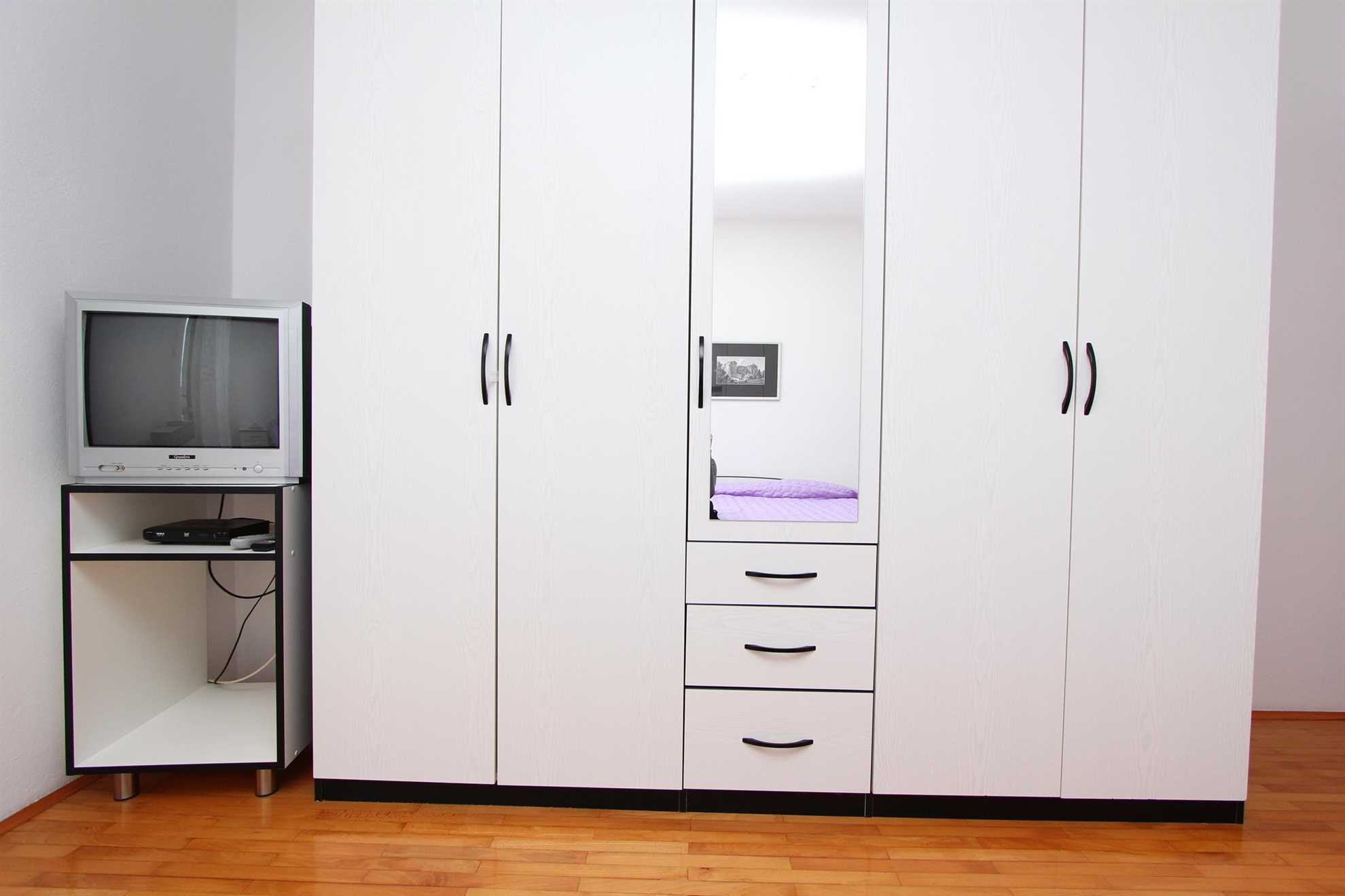 SANJA Double Room with shared bathroom 2 (bijela soba)