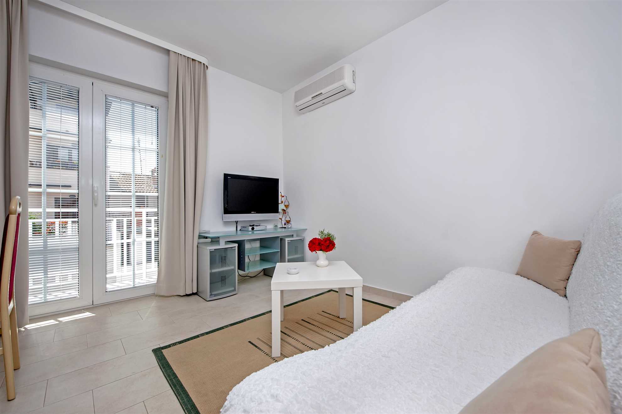 MARKO Apartman sa 2 Spavaće Sobe s Balkonom 2