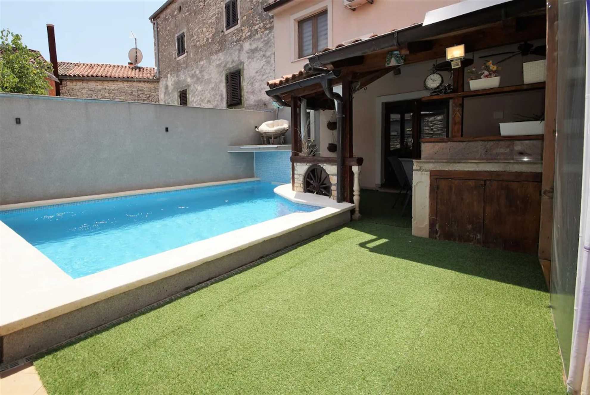 BONITA Holiday House with Pool