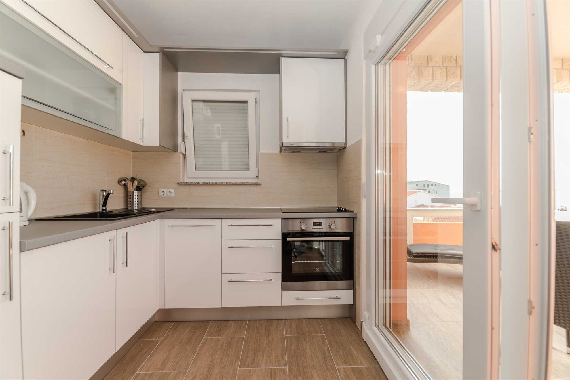 Air-conditioned holiday apartment | 4-6 persons | 80 meters from sea