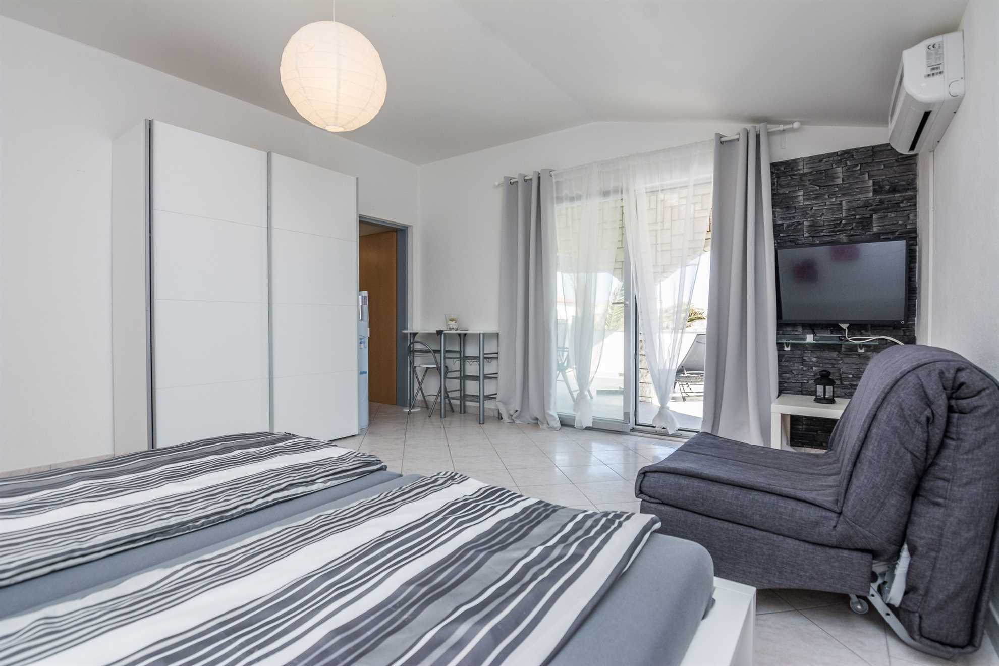 Studio Apartment | 2-3 pers | Air conditioning and satellite TV | 100m from the beach