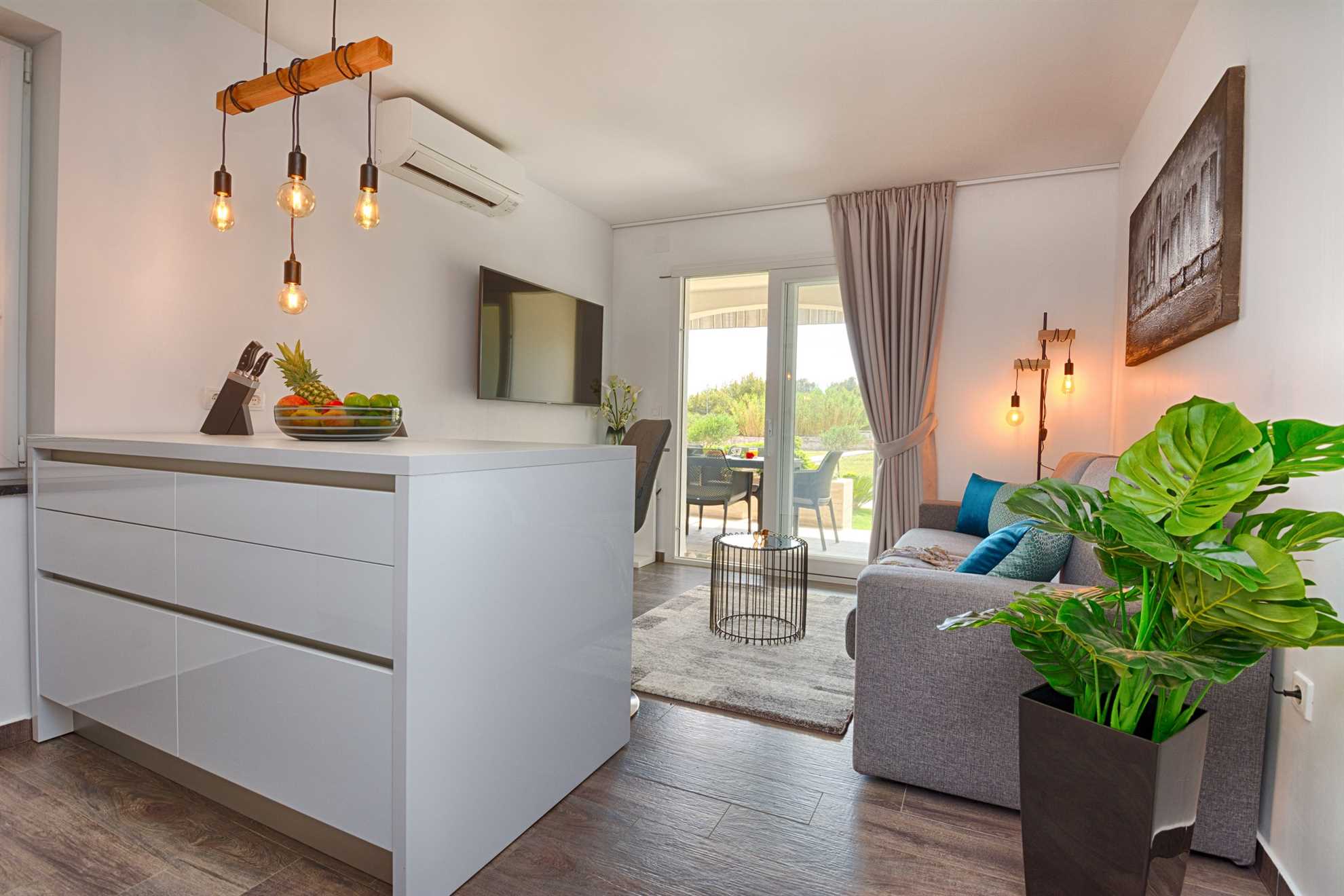 Luxurious apartment with pool | quiet location | Sea view | for 6 pers.