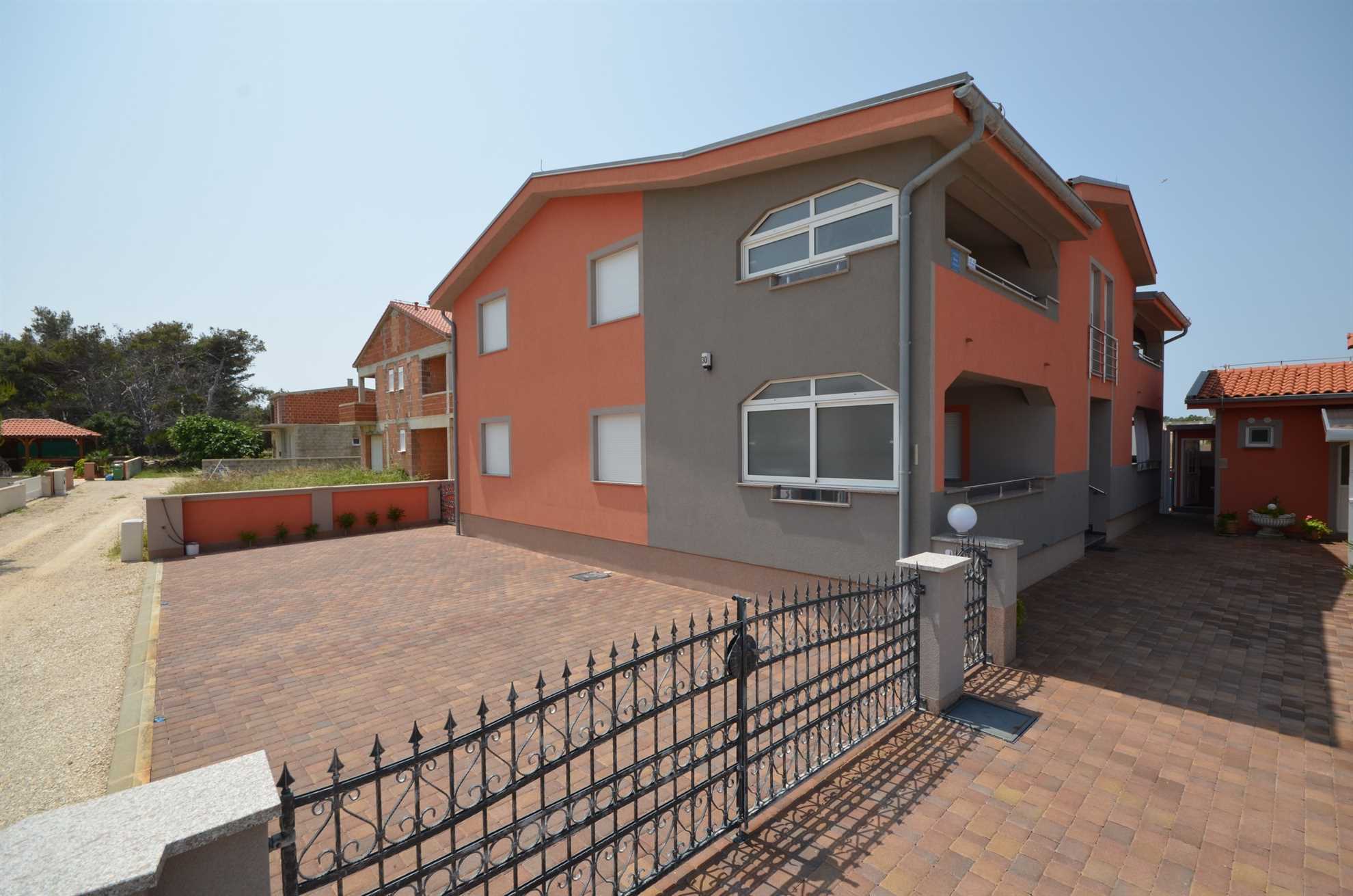 Ground floor apartment for 4 pers | Air conditioning, satelite TV, BBQ