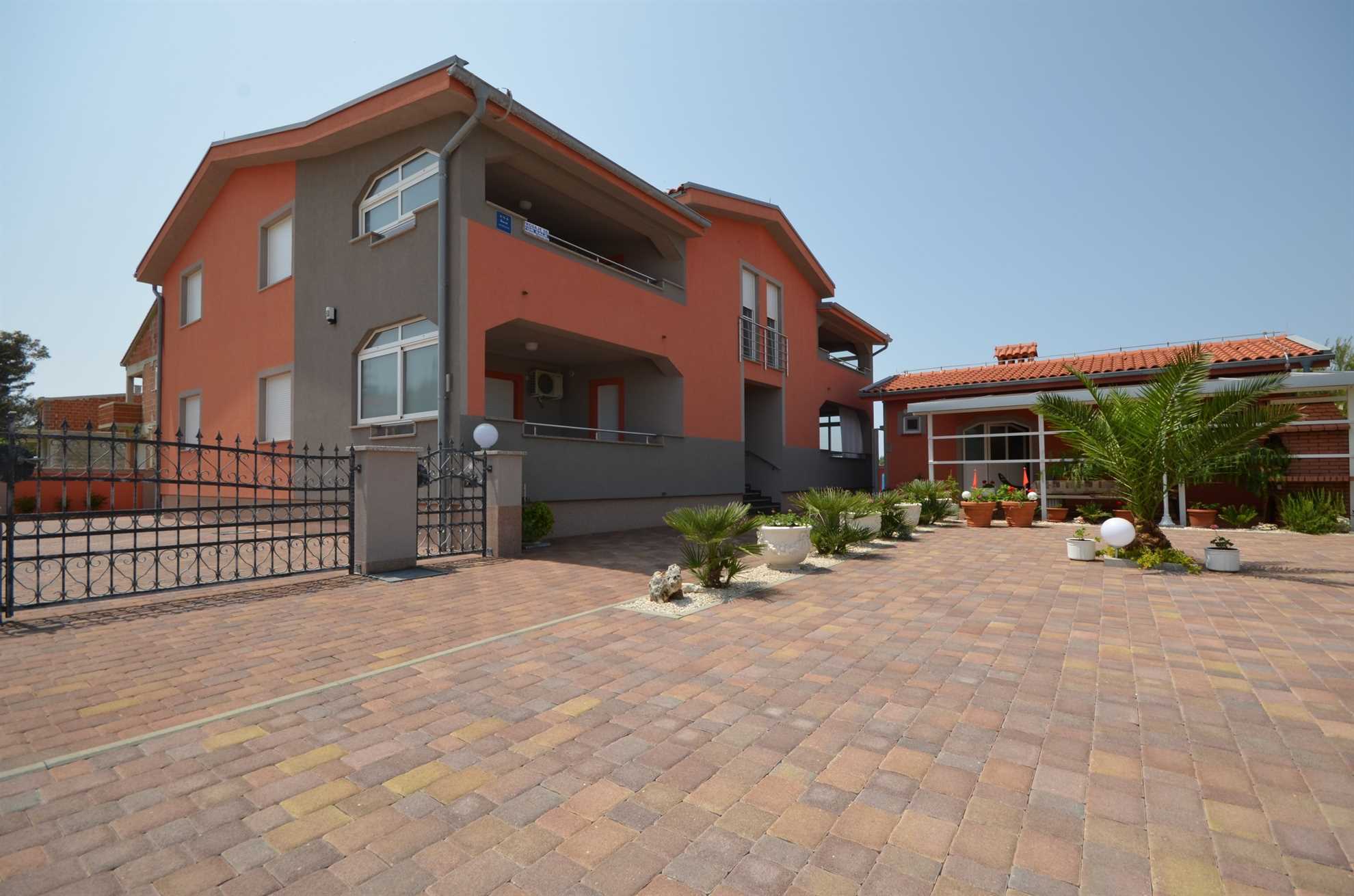 Ground floor apartment for 4 pers | Air conditioning, satelite TV, BBQ