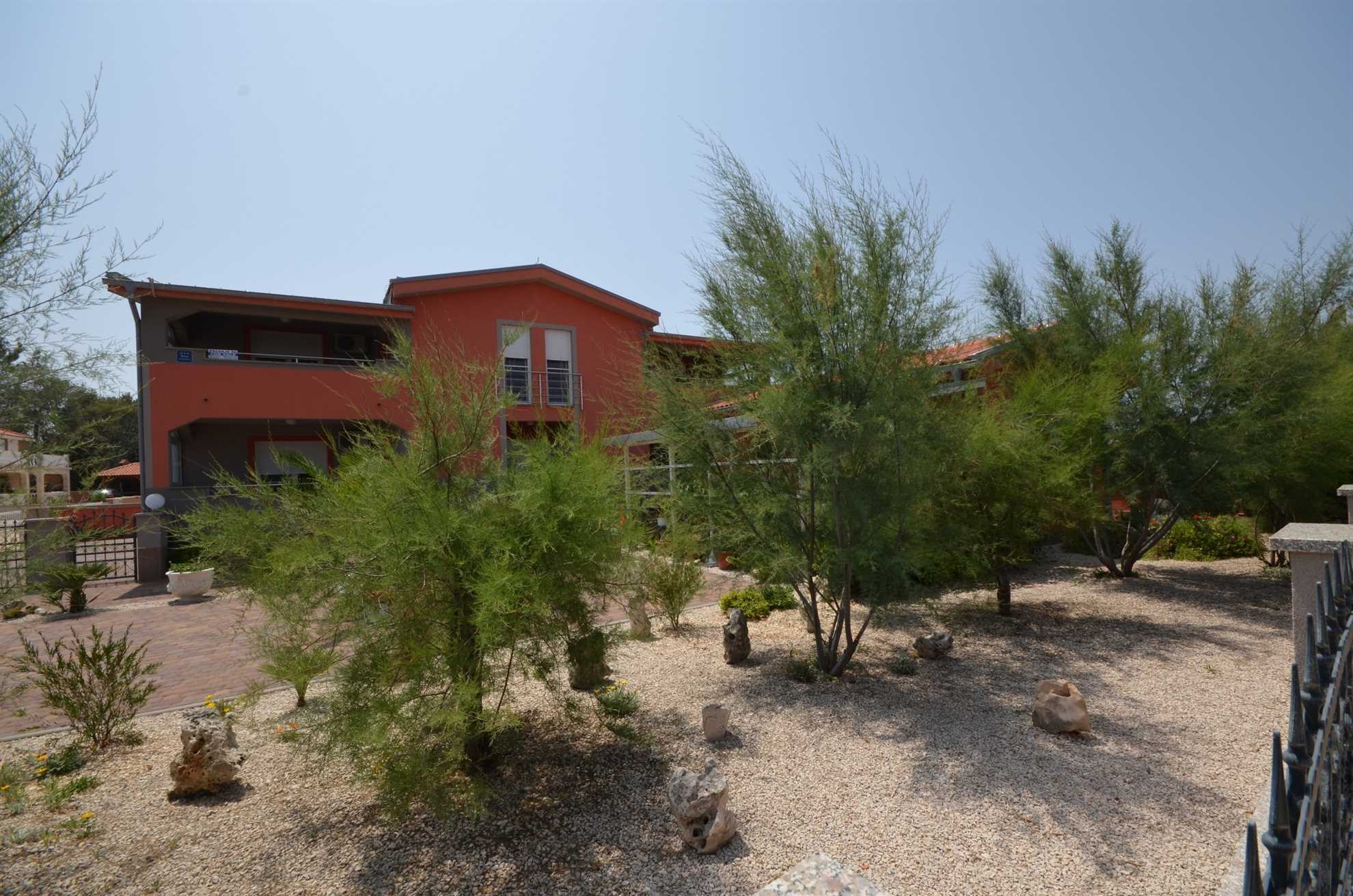 Apartment for 4 pers | 250 m from the beach | Air conditioning, satellite TV, Wi-Fi