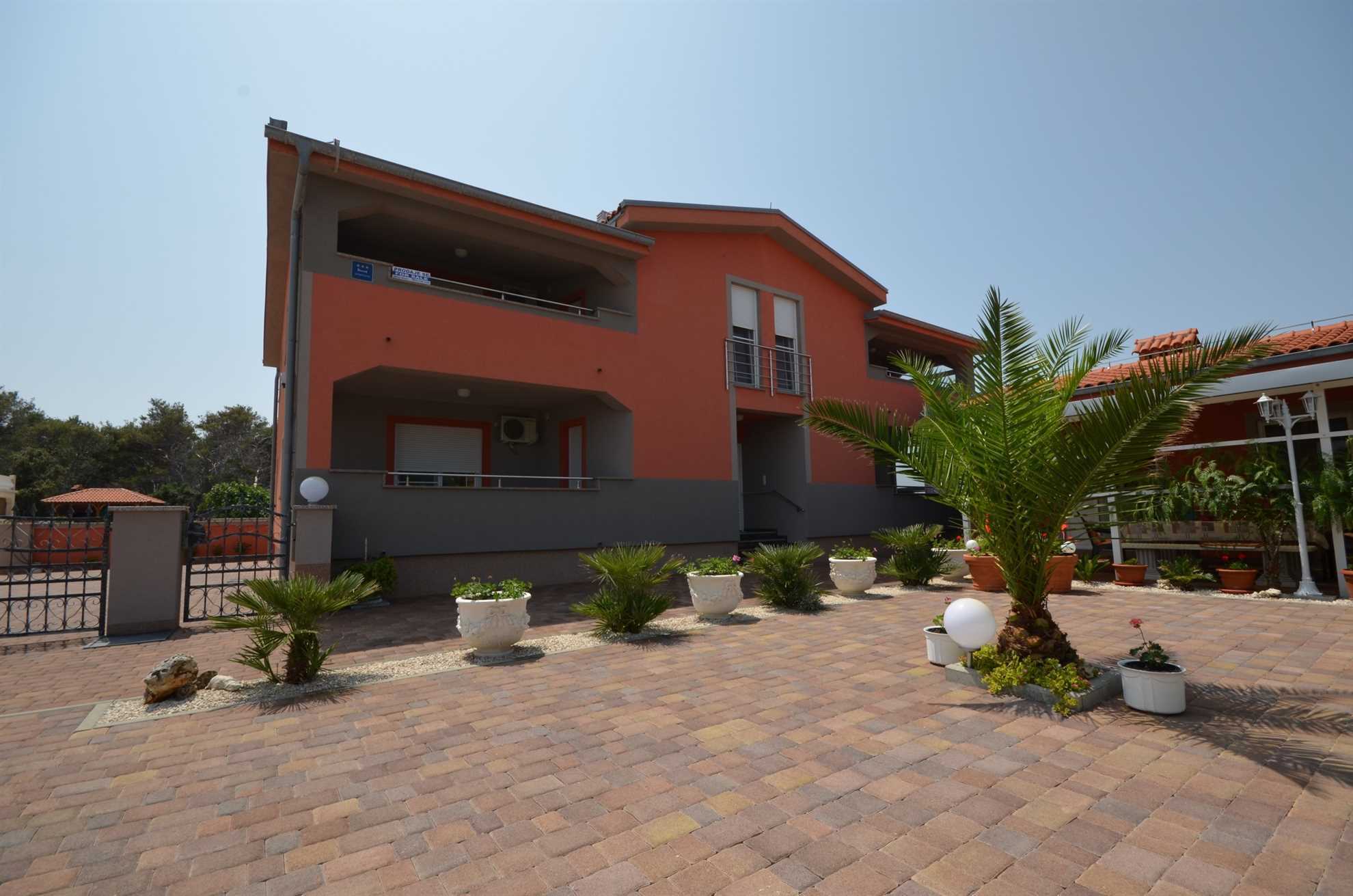 Apartment for 4 pers | 250 m from the beach | Air conditioning, satellite TV, Wi-Fi