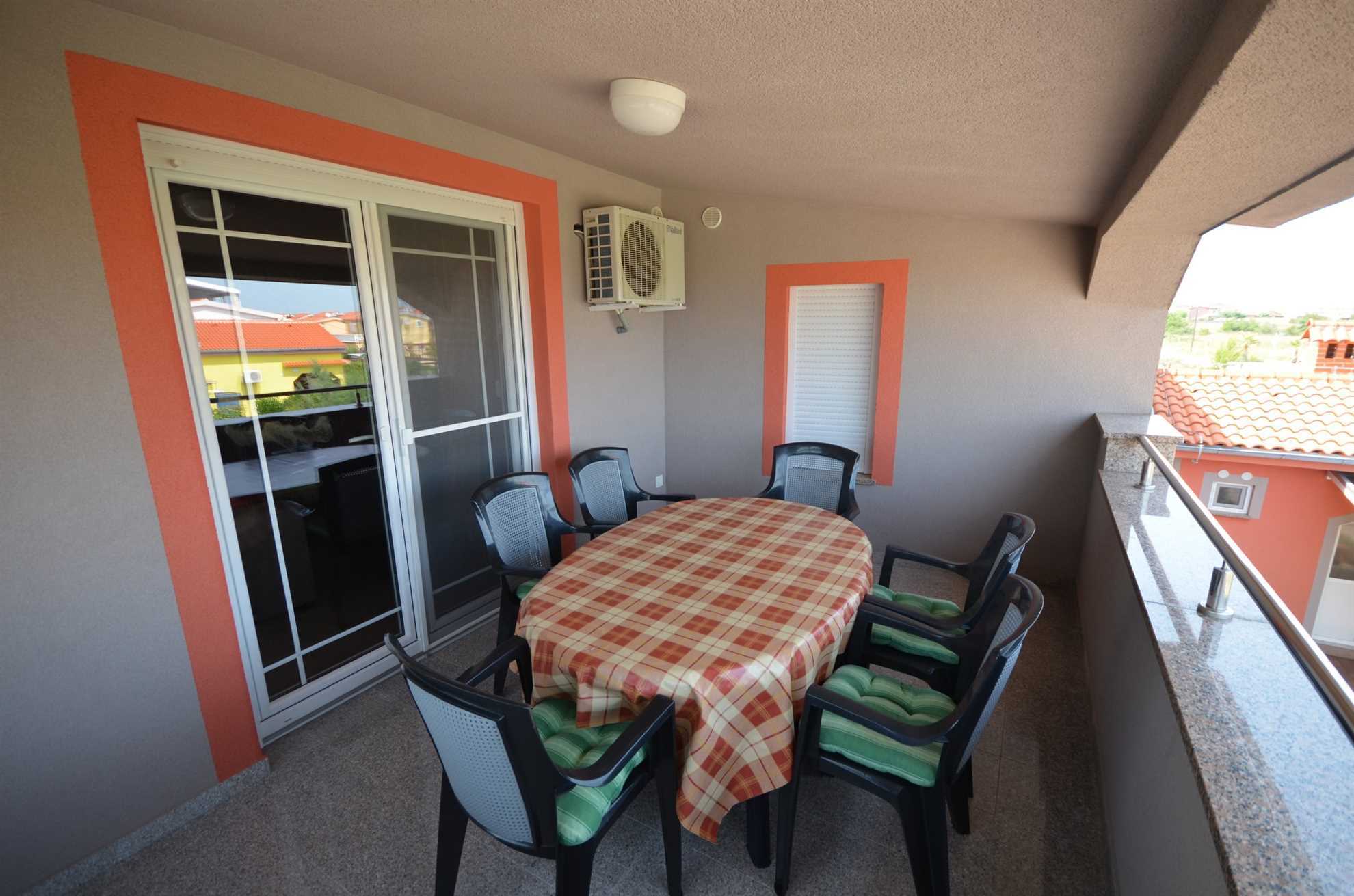 Apartment for 4 pers | 250 m from the beach | Air conditioning, satellite TV, Wi-Fi