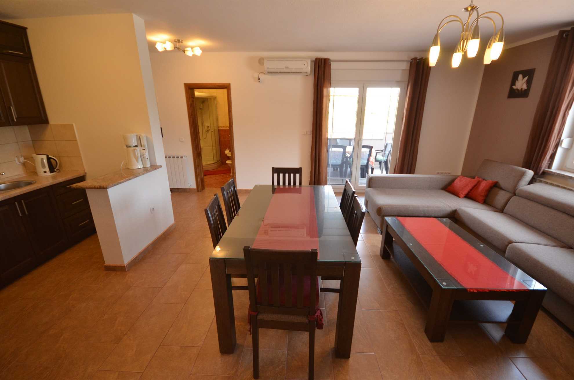 Apartment for 4 pers | 250 m from the beach | Air conditioning, satellite TV, Wi-Fi