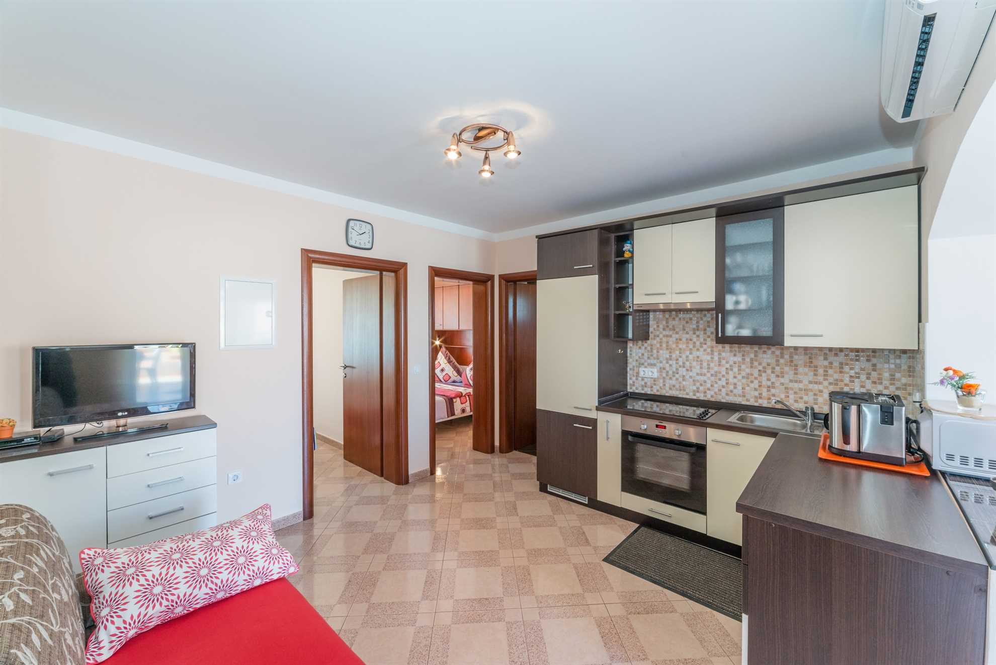 Apartment for 4-5 per. | Ground floor | 50 m to the sea | Air conditioning, Wi-Fi, SAT TV
