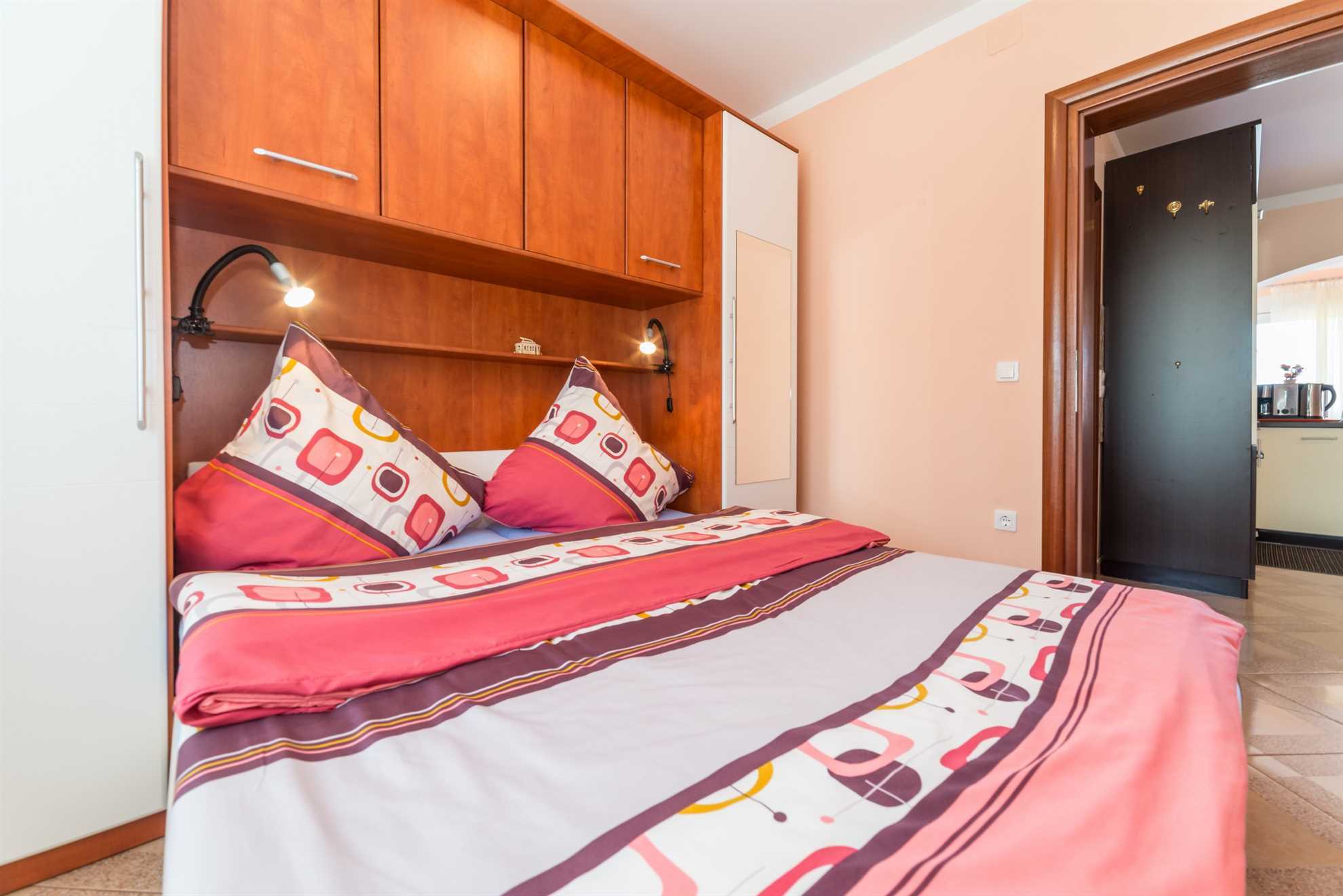 Apartment for 4-5 per. | Ground floor | 50 m to the sea | Air conditioning, Wi-Fi, SAT TV