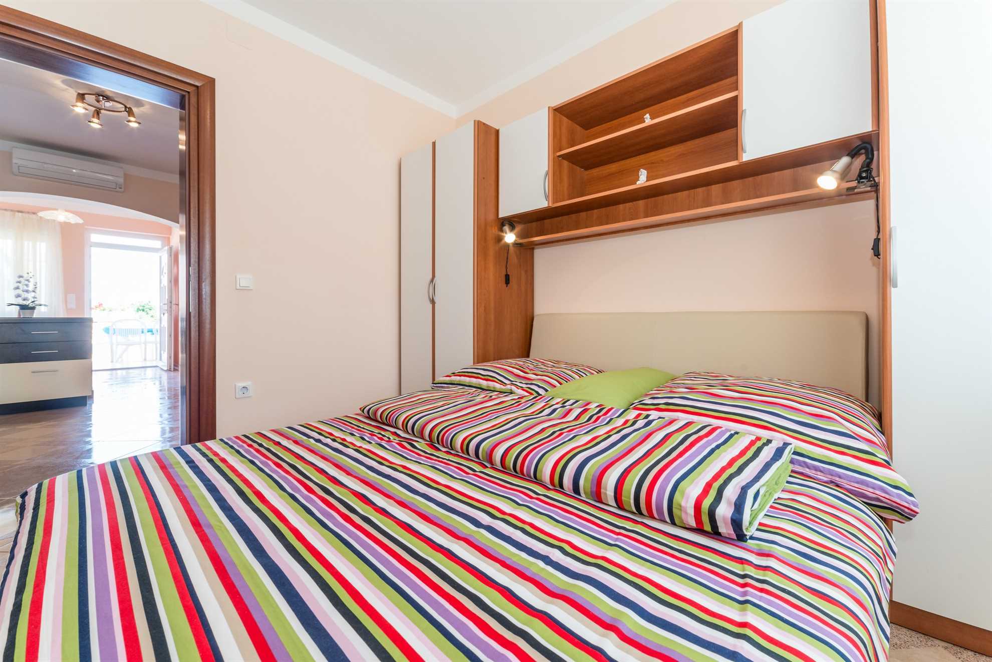 Apartment for 4-5 per. | Ground floor | 50 m to the sea | Air conditioning, Wi-Fi, SAT TV
