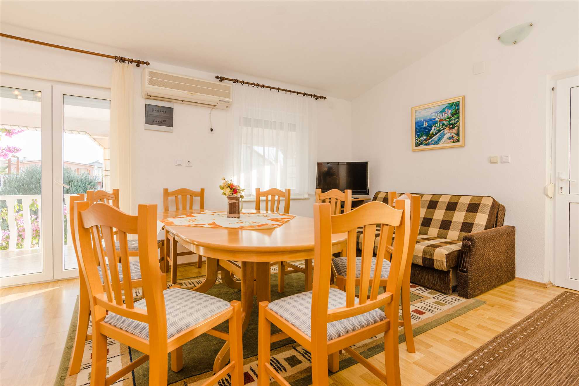 Air-conditioned apartment | for 6-8 per. | Satellite TV and Wi-Fi