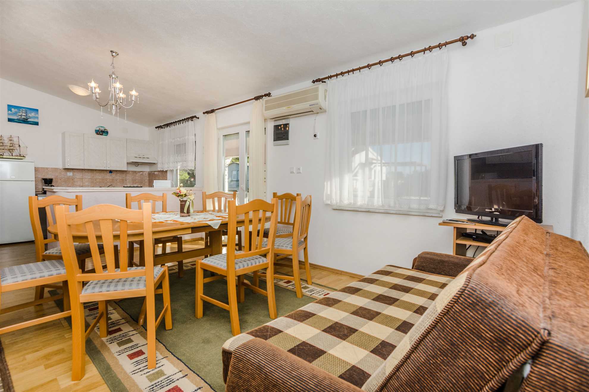 Air-conditioned apartment | for 6-8 per. | Satellite TV and Wi-Fi