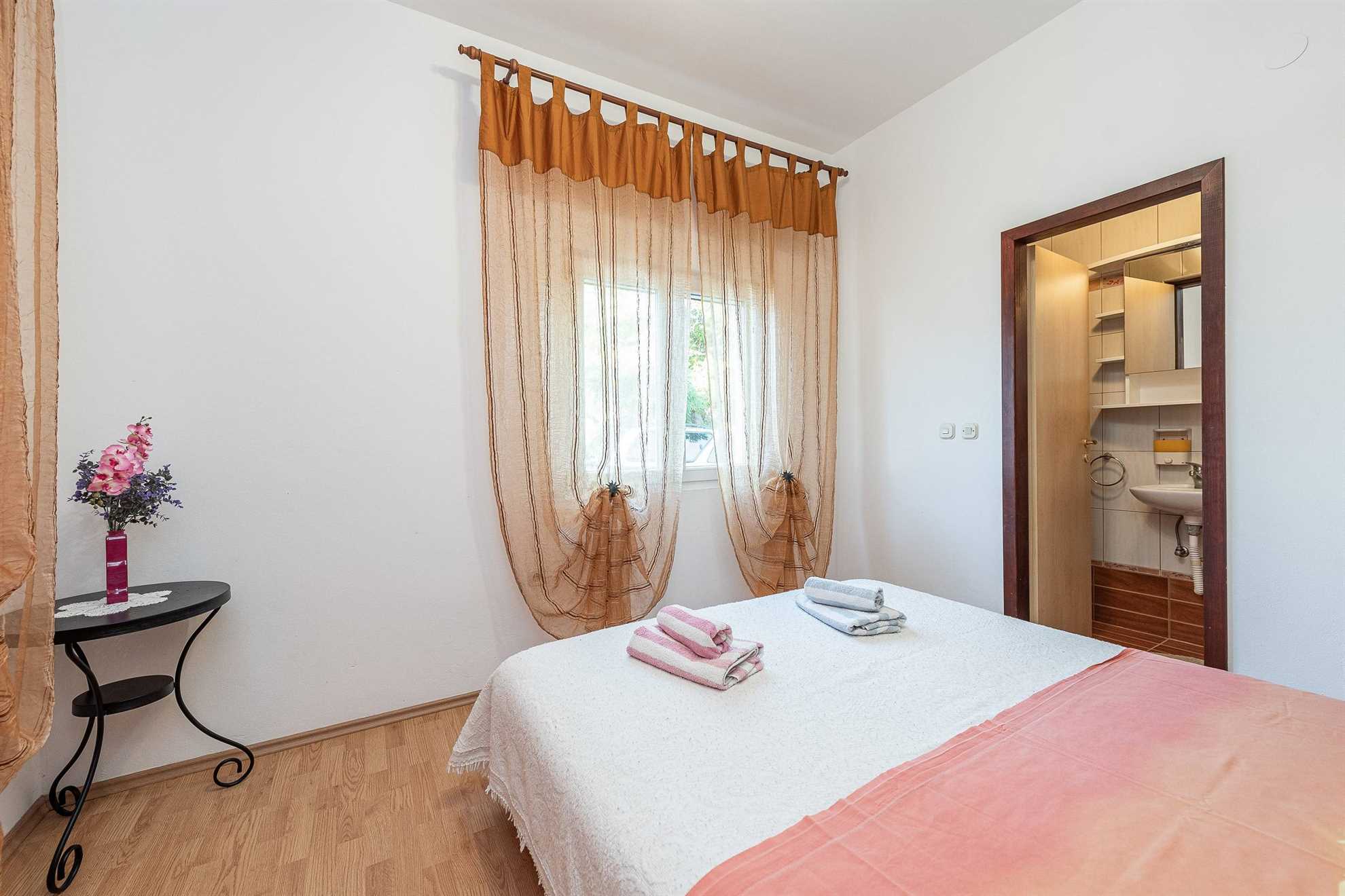 30 m to the sandy beach Smratine | Apartment for 6 persons