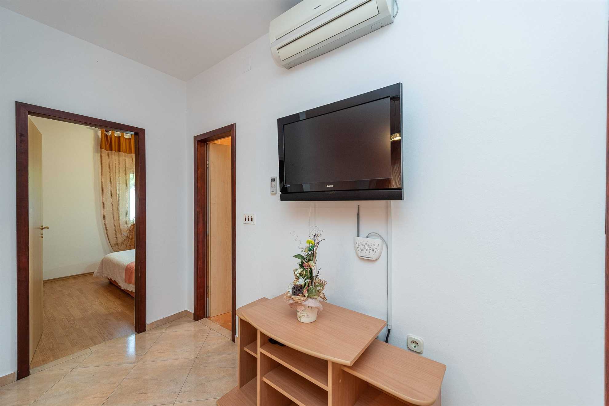 30 m to the sandy beach Smratine | Apartment for 6 persons
