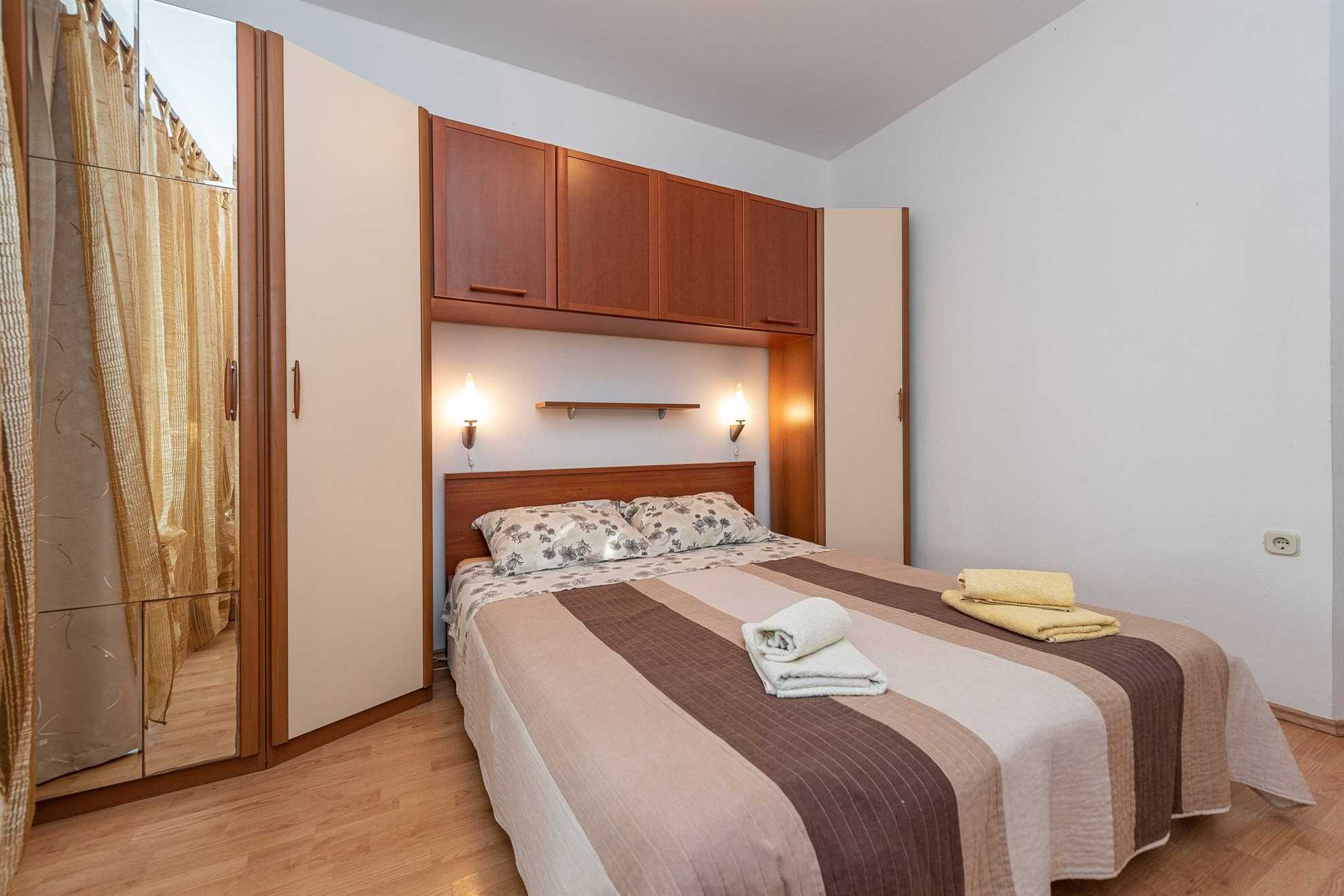 Apartment for 8 persons | Air conditioning, satellite TV | 30 m to the sandy beach Smratine