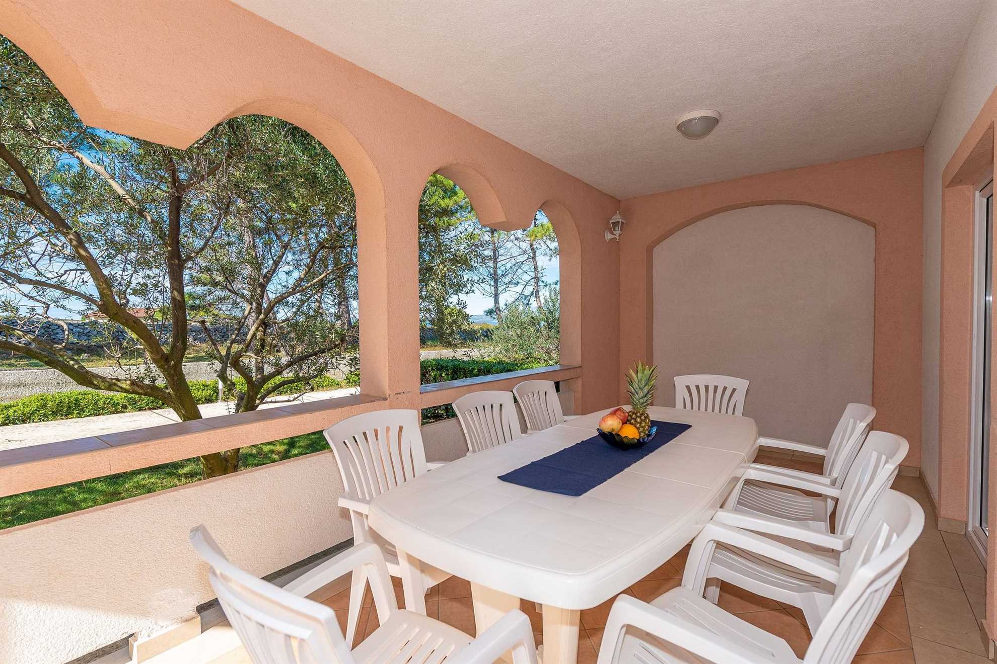 Apartment for 8 persons | Air conditioning, satellite TV | 30 m to the sandy beach Smratine