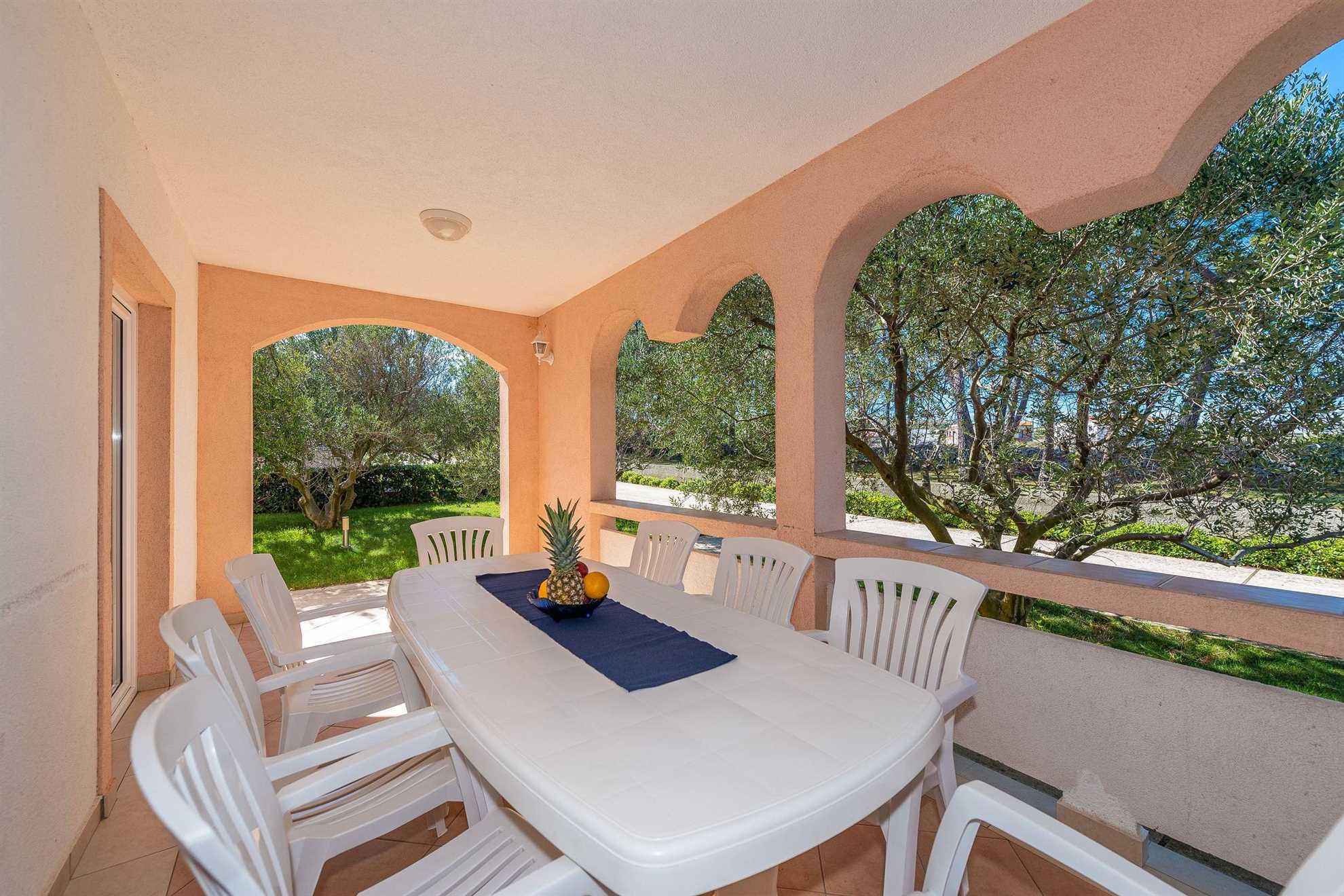 Apartment for 8 persons | Air conditioning, satellite TV | 30 m to the sandy beach Smratine