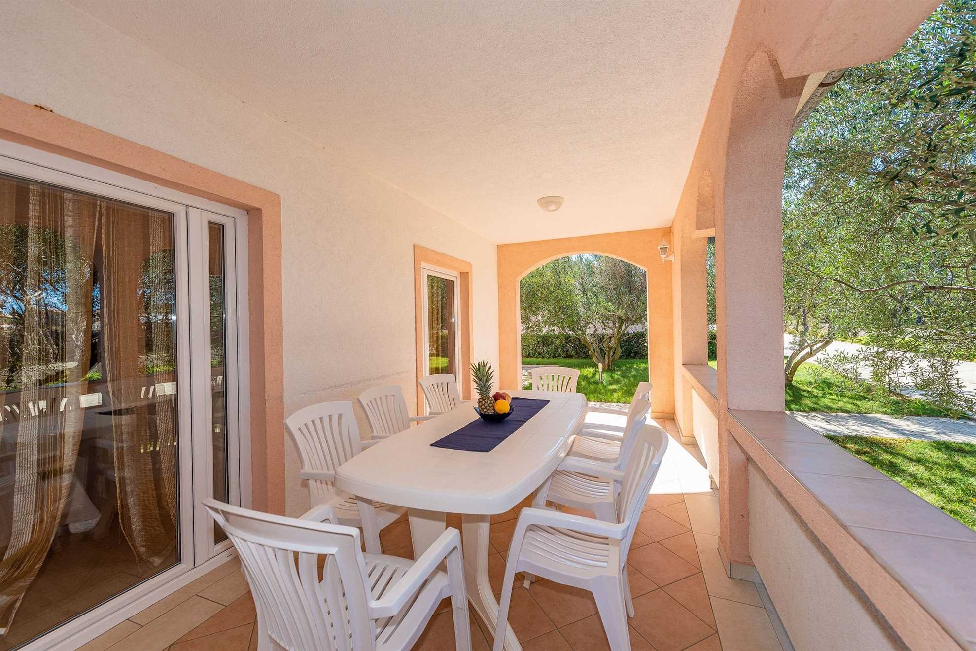 Apartment for 8 persons | Air conditioning, satellite TV | 30 m to the sandy beach Smratine