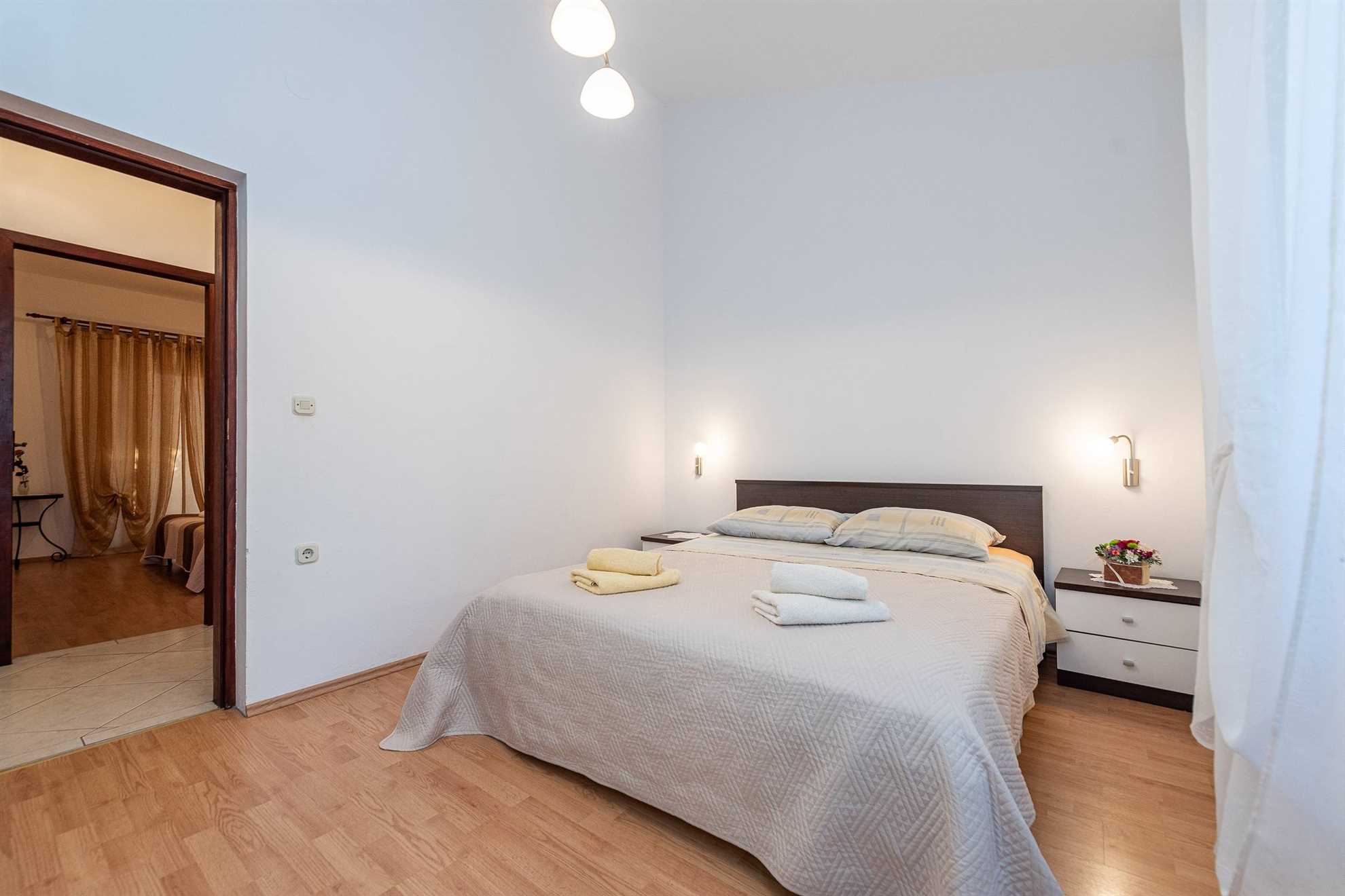 Apartment for 8 persons | Air conditioning, satellite TV | 30 m to the sandy beach Smratine