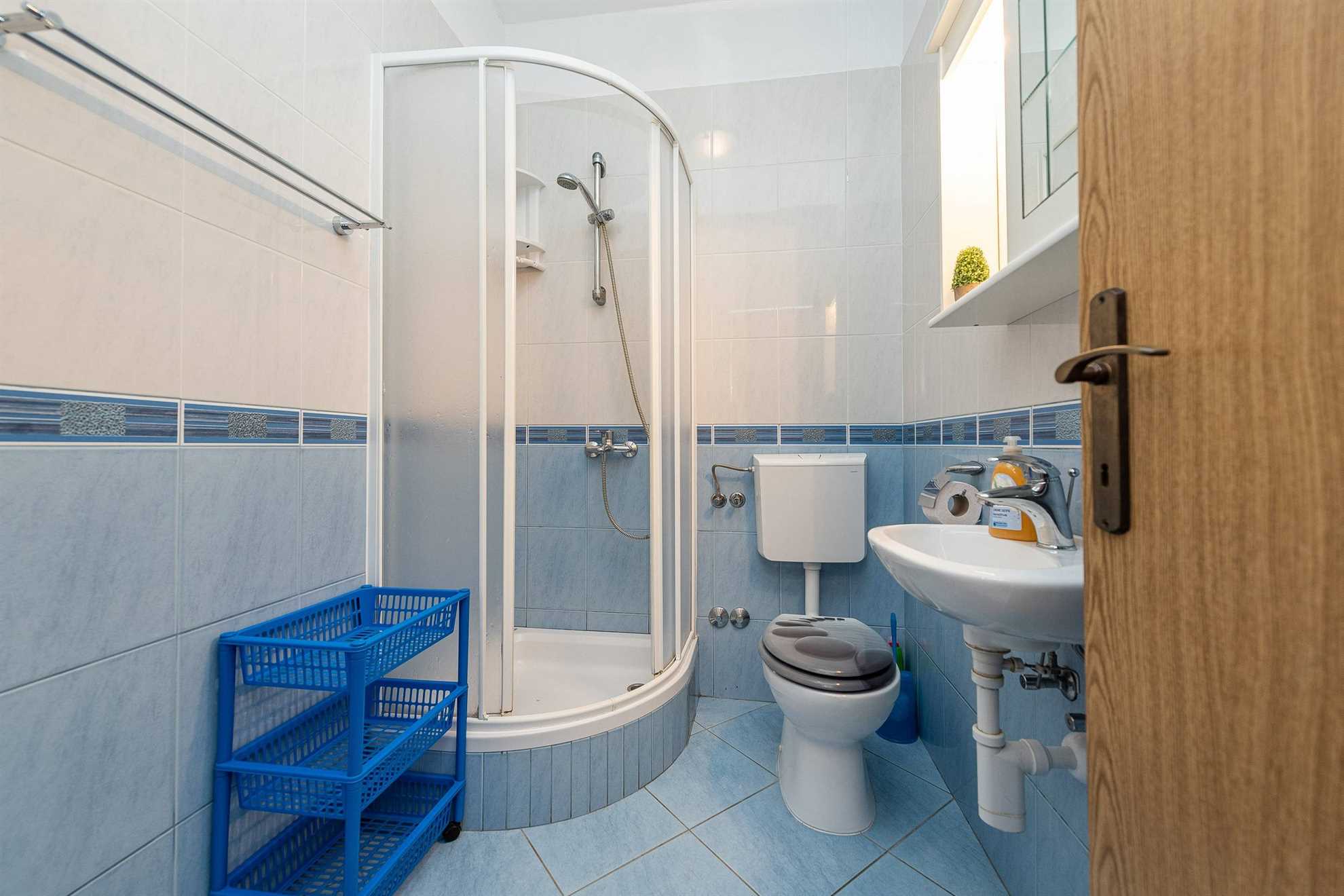 Apartment for 8 persons | Air conditioning, satellite TV | 30 m to the sandy beach Smratine