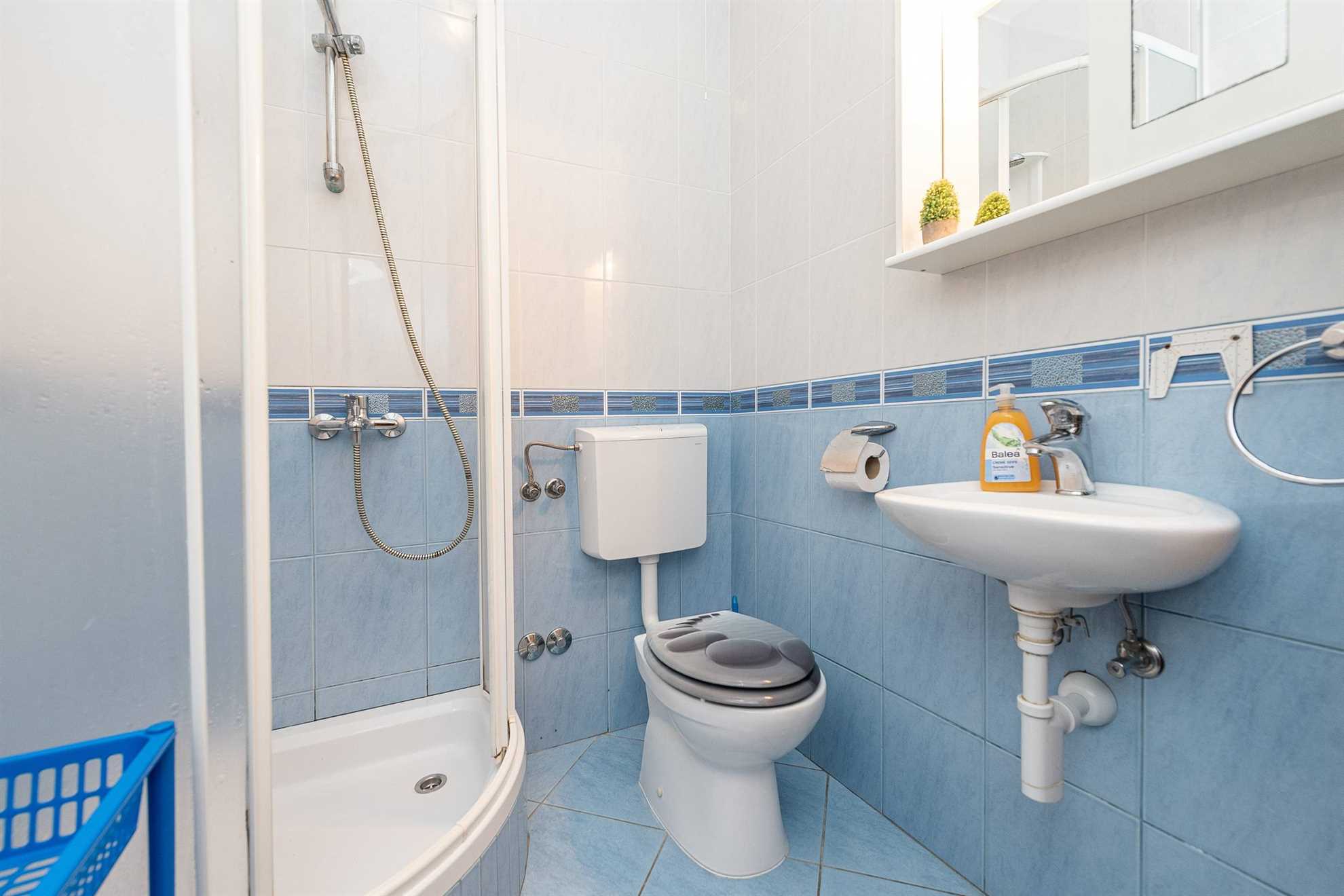Apartment for 8 persons | Air conditioning, satellite TV | 30 m to the sandy beach Smratine