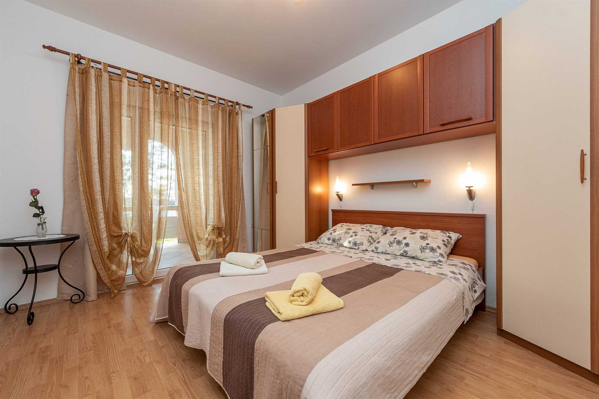 Apartment for 8 persons | Air conditioning, satellite TV | 30 m to the sandy beach Smratine